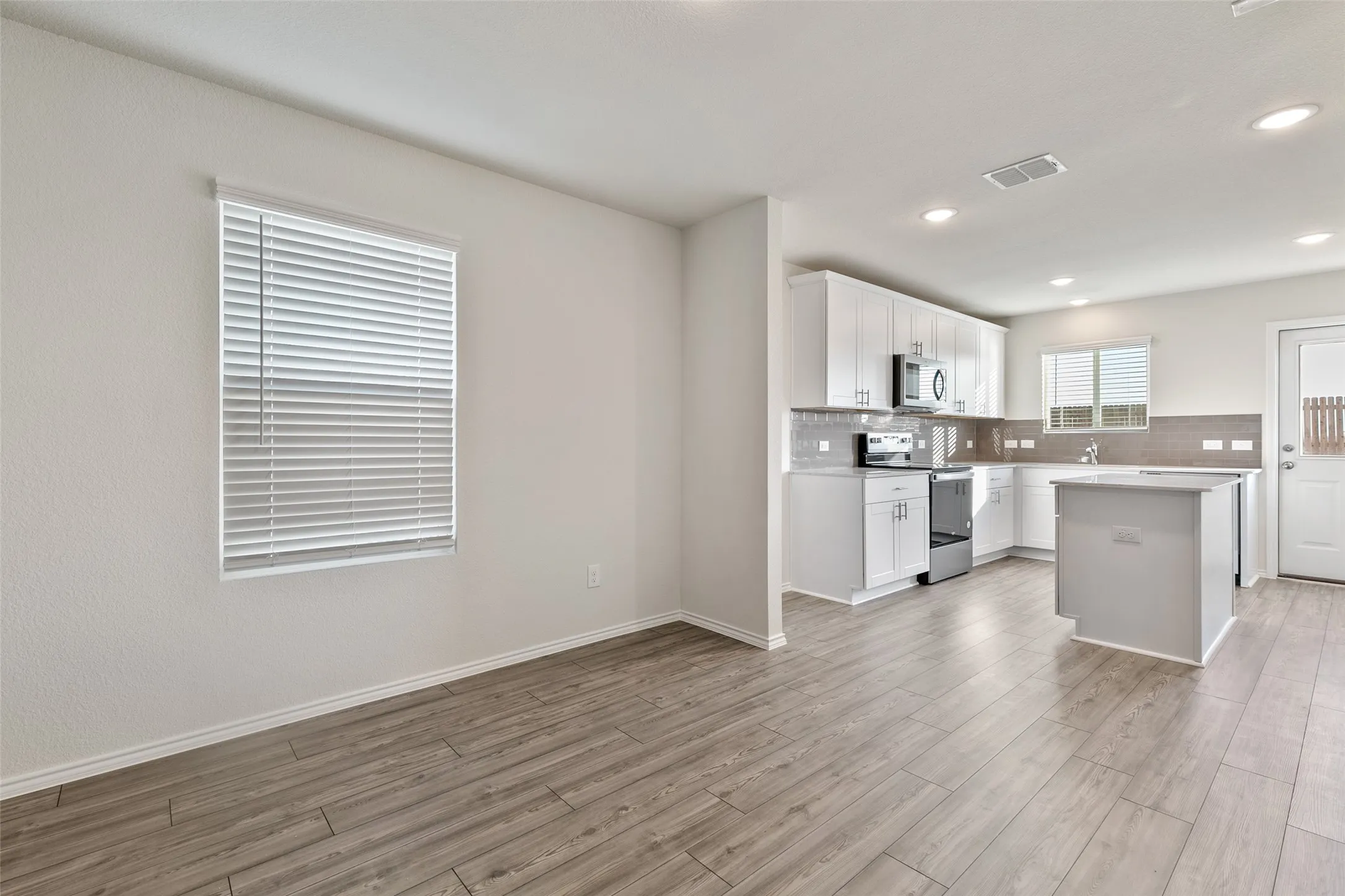 Single Family Residence For Rent in Tarrant County , 4509 Greenham Lane, Fort Worth, Texas 76036, 3 Bedroom, 2 Bathroom, 2 Garage spaces, 1,512 Sqft, built in 2021, mls#21330620, Real Estate Agent in Fort Worth, Homes For Rent in Tarrant county, Homes For Rent in Fort Worth, Realtor in Fort Worth Texas, Real Estate Brokerage Independent Realty Texas, Luminita Cordes Realtor