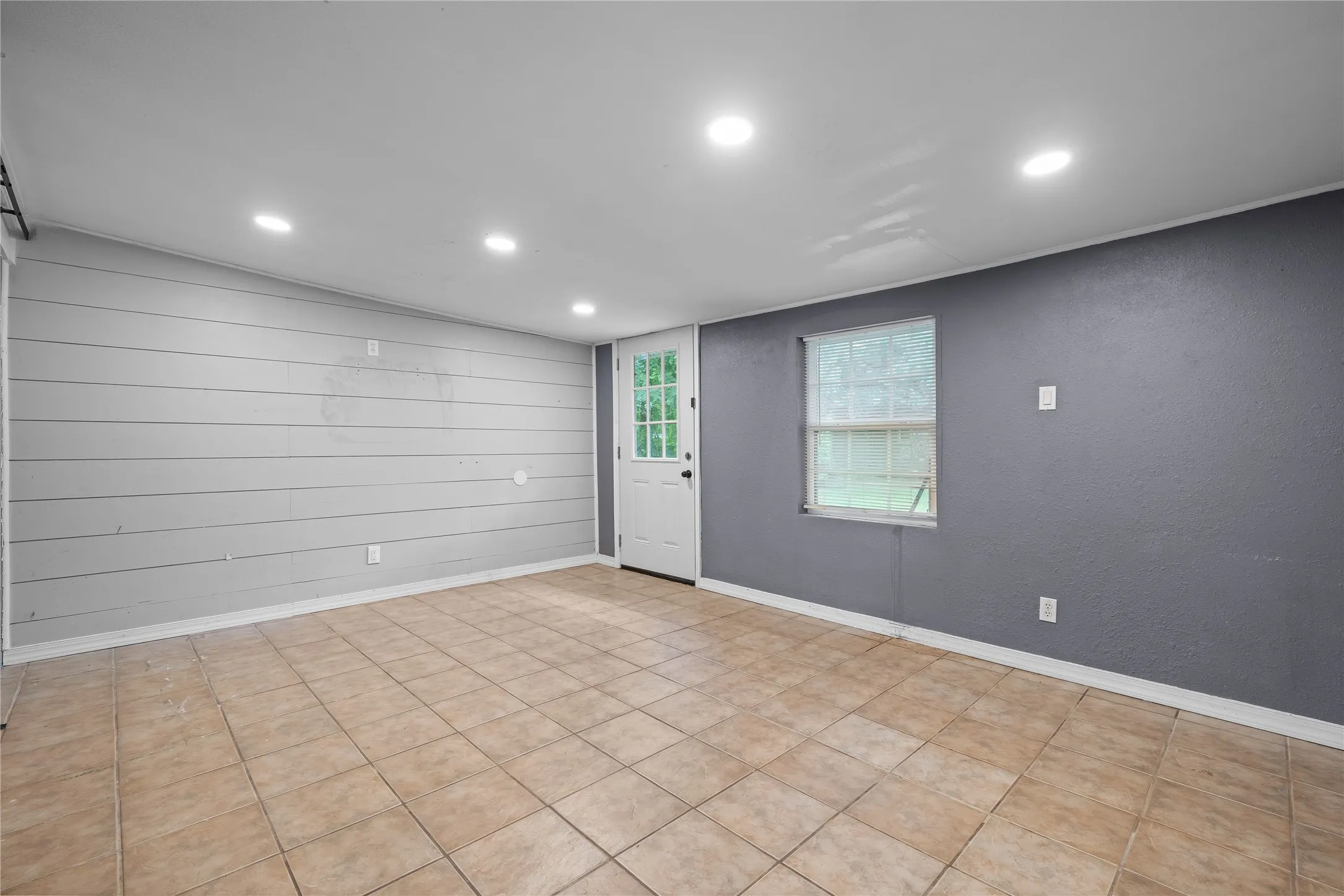 Single Family Residence For Sale in Van Zandt County , 1451 Forrest Drive, Canton, Texas 75103, 4 Bedrooms, 2 Bathrooms, Garage spaces, 2,076 Sqft, built in 1969, Price $258,000, mls#21333285, Real Estate Agent in Canton, Homes For Sale in Van Zandt county, Homes For Sale in Canton, Realtor in Canton Texas, Real Estate Brokerage Independent Realty Texas, Luminita Cordes Realtor