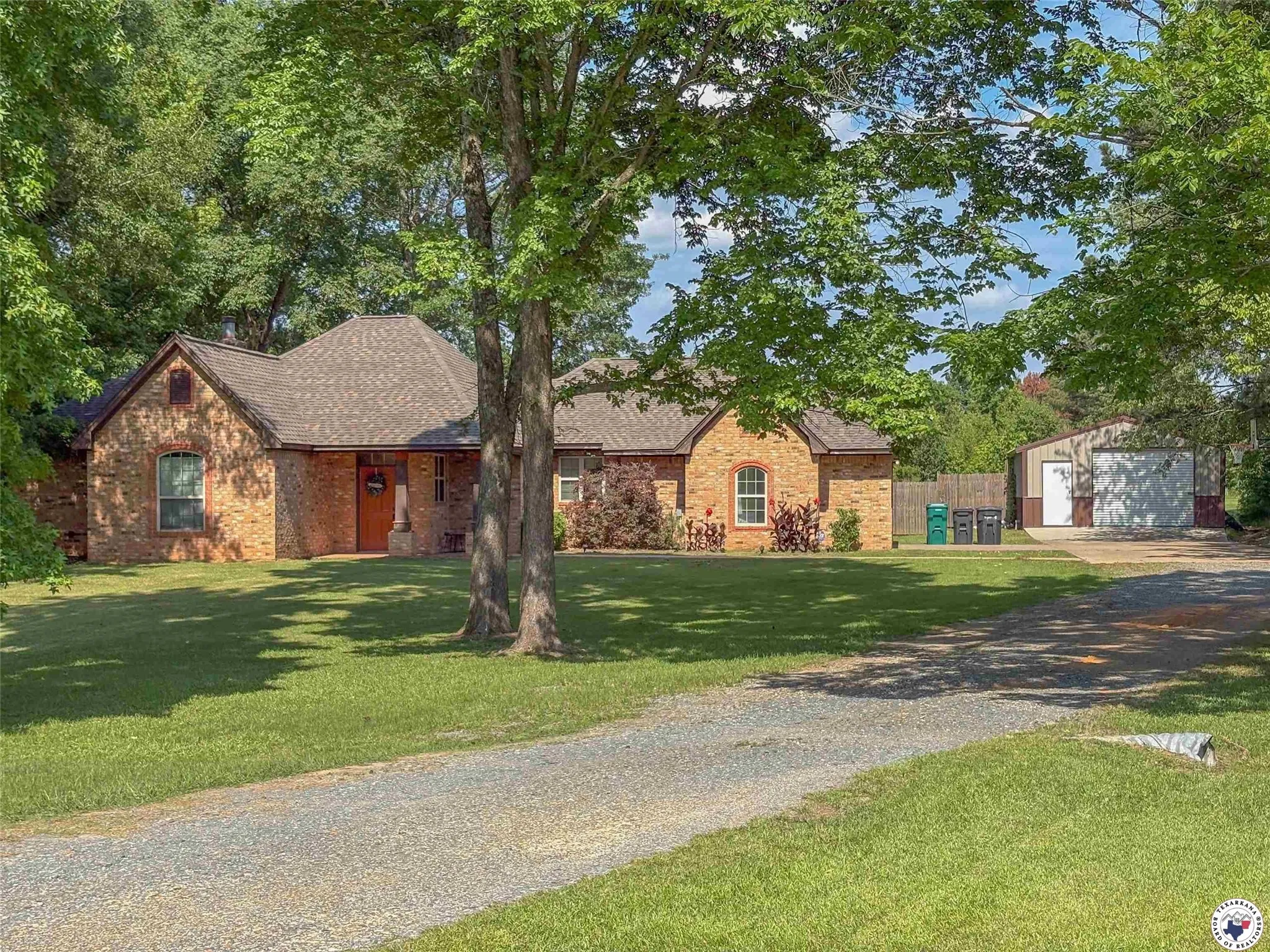 Single Family Residence For Sale in Bowie County , 1408 N FM 2148, Texarkana, Texas 75501, 3 Bedroom, 2 Bathroom, 2 Garage spaces, 1,888 Sqft, built in 2006, mls#21333318, Real Estate Agent in Texarkana, Homes For Sale in Bowie county, Homes For Sale in Texarkana, Realtor in Texarkana Texas, Real Estate Brokerage Independent Realty Texas, Luminita Cordes Realtor