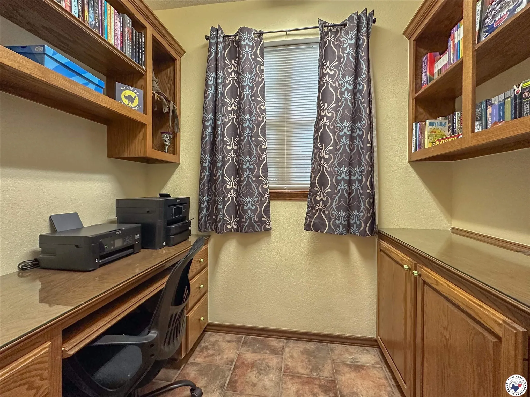 Single Family Residence For Sale in Bowie County , 1408 N FM 2148, Texarkana, Texas 75501, 3 Bedroom, 2 Bathroom, 2 Garage spaces, 1,888 Sqft, built in 2006, mls#21333318, Real Estate Agent in Texarkana, Homes For Sale in Bowie county, Homes For Sale in Texarkana, Realtor in Texarkana Texas, Real Estate Brokerage Independent Realty Texas, Luminita Cordes Realtor