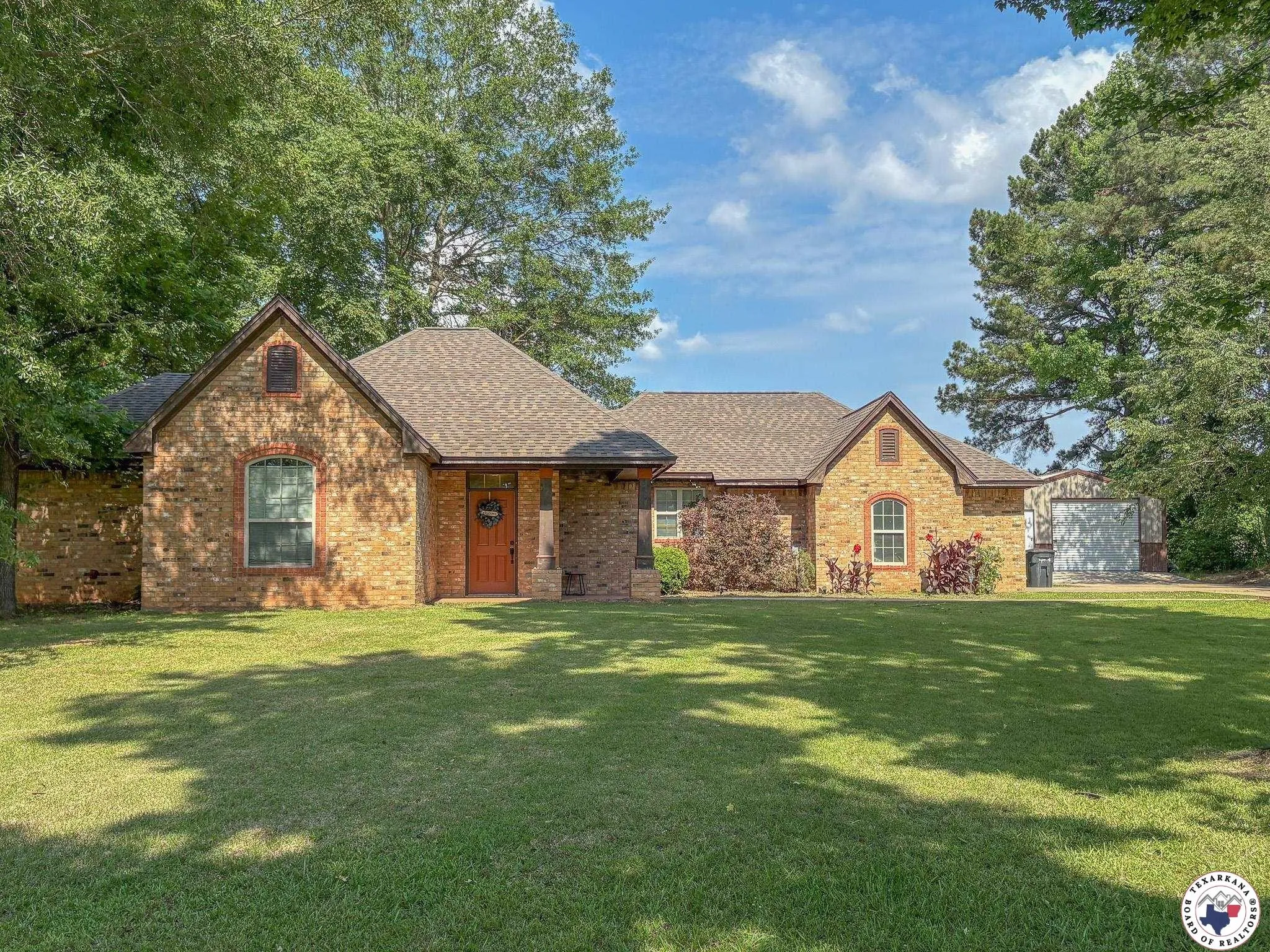 Single Family Residence For Sale in Bowie County , 1408 N FM 2148, Texarkana, Texas 75501, 3 Bedroom, 2 Bathroom, 2 Garage spaces, 1,888 Sqft, built in 2006, mls#21333318, Real Estate Agent in Texarkana, Homes For Sale in Bowie county, Homes For Sale in Texarkana, Realtor in Texarkana Texas, Real Estate Brokerage Independent Realty Texas, Luminita Cordes Realtor