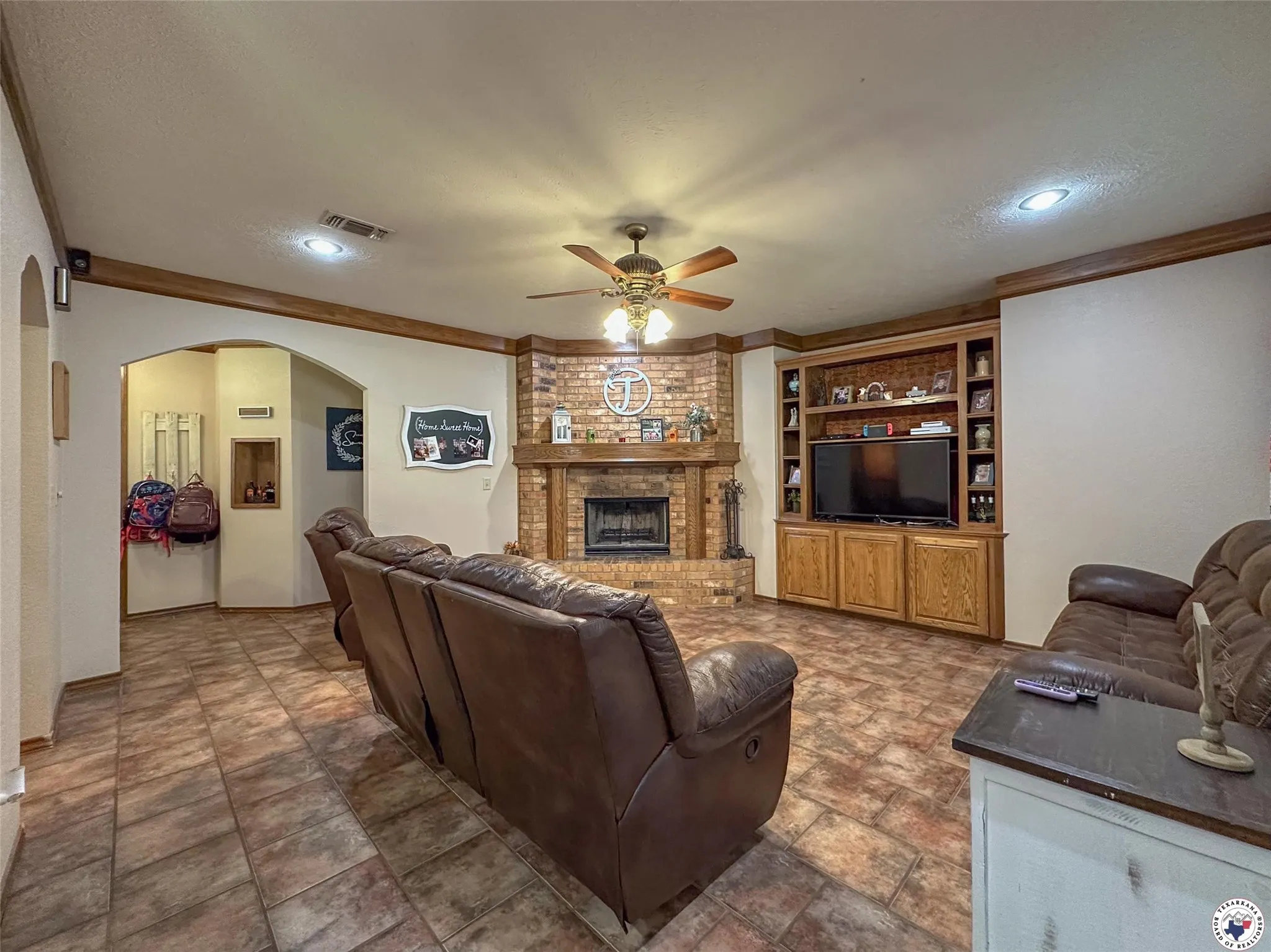 Single Family Residence For Sale in Bowie County , 1408 N FM 2148, Texarkana, Texas 75501, 3 Bedroom, 2 Bathroom, 2 Garage spaces, 1,888 Sqft, built in 2006, mls#21333318, Real Estate Agent in Texarkana, Homes For Sale in Bowie county, Homes For Sale in Texarkana, Realtor in Texarkana Texas, Real Estate Brokerage Independent Realty Texas, Luminita Cordes Realtor