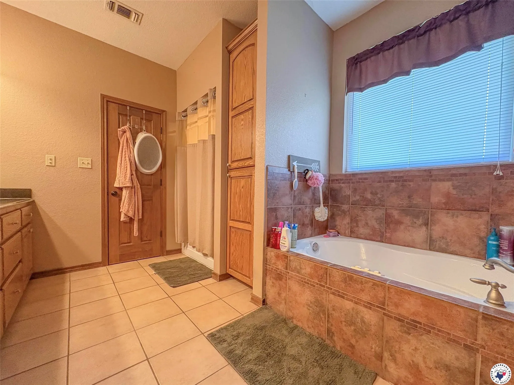 Single Family Residence For Sale in Bowie County , 1408 N FM 2148, Texarkana, Texas 75501, 3 Bedroom, 2 Bathroom, 2 Garage spaces, 1,888 Sqft, built in 2006, mls#21333318, Real Estate Agent in Texarkana, Homes For Sale in Bowie county, Homes For Sale in Texarkana, Realtor in Texarkana Texas, Real Estate Brokerage Independent Realty Texas, Luminita Cordes Realtor