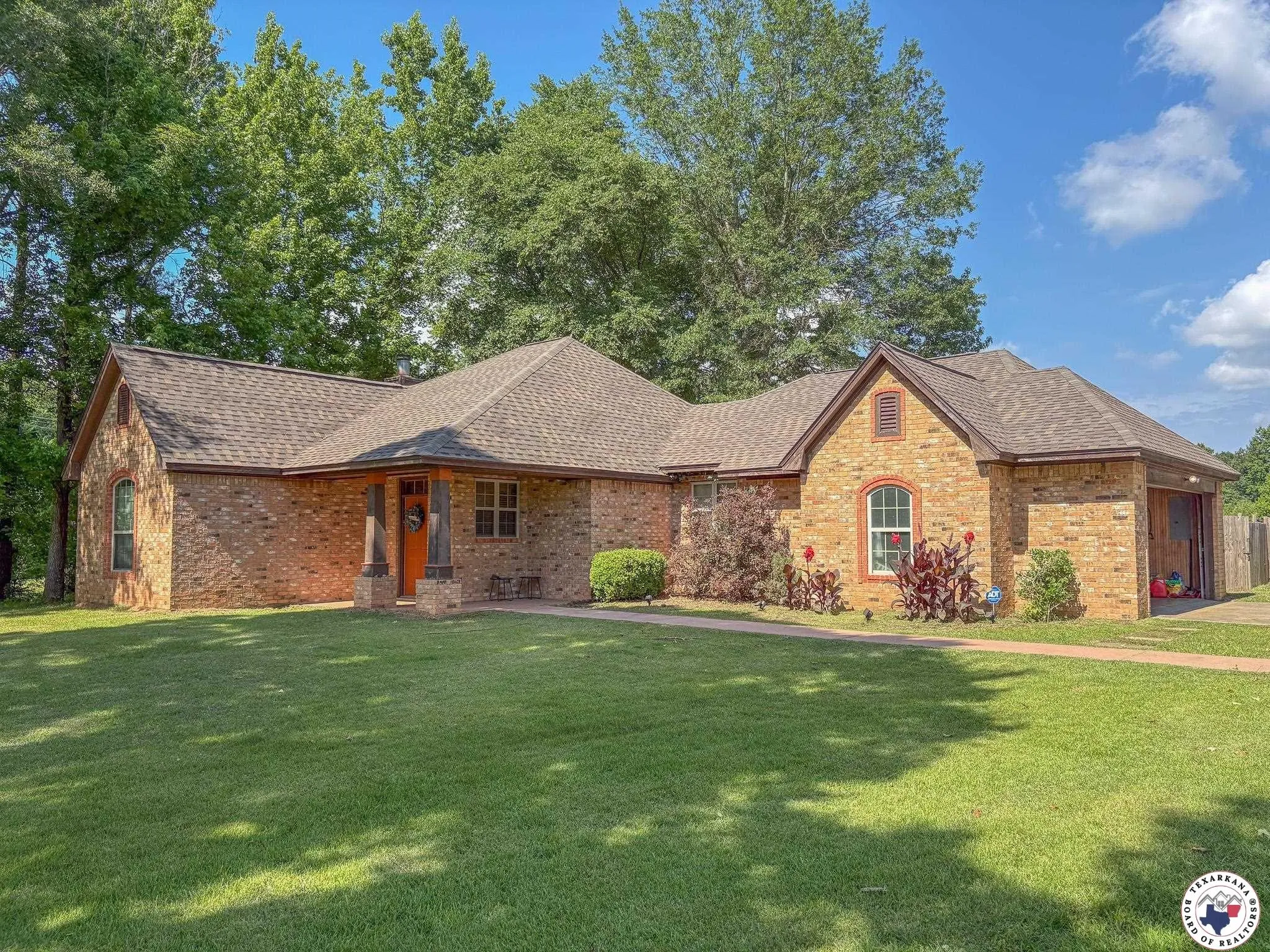 Single Family Residence For Sale in Bowie County , 1408 N FM 2148, Texarkana, Texas 75501, 3 Bedroom, 2 Bathroom, 2 Garage spaces, 1,888 Sqft, built in 2006, mls#21333318, Real Estate Agent in Texarkana, Homes For Sale in Bowie county, Homes For Sale in Texarkana, Realtor in Texarkana Texas, Real Estate Brokerage Independent Realty Texas, Luminita Cordes Realtor
