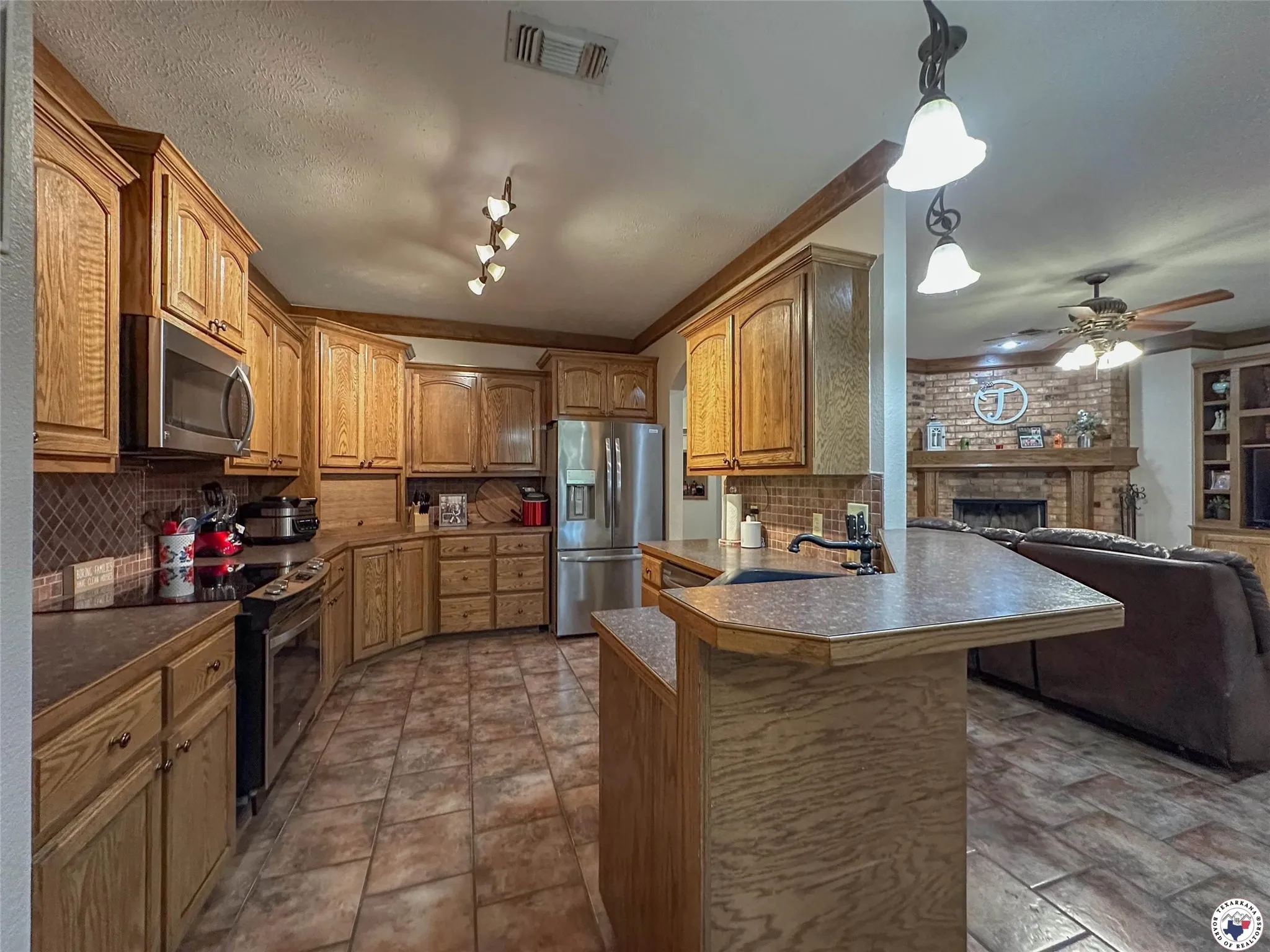 Single Family Residence For Sale in Bowie County , 1408 N FM 2148, Texarkana, Texas 75501, 3 Bedroom, 2 Bathroom, 2 Garage spaces, 1,888 Sqft, built in 2006, mls#21333318, Real Estate Agent in Texarkana, Homes For Sale in Bowie county, Homes For Sale in Texarkana, Realtor in Texarkana Texas, Real Estate Brokerage Independent Realty Texas, Luminita Cordes Realtor