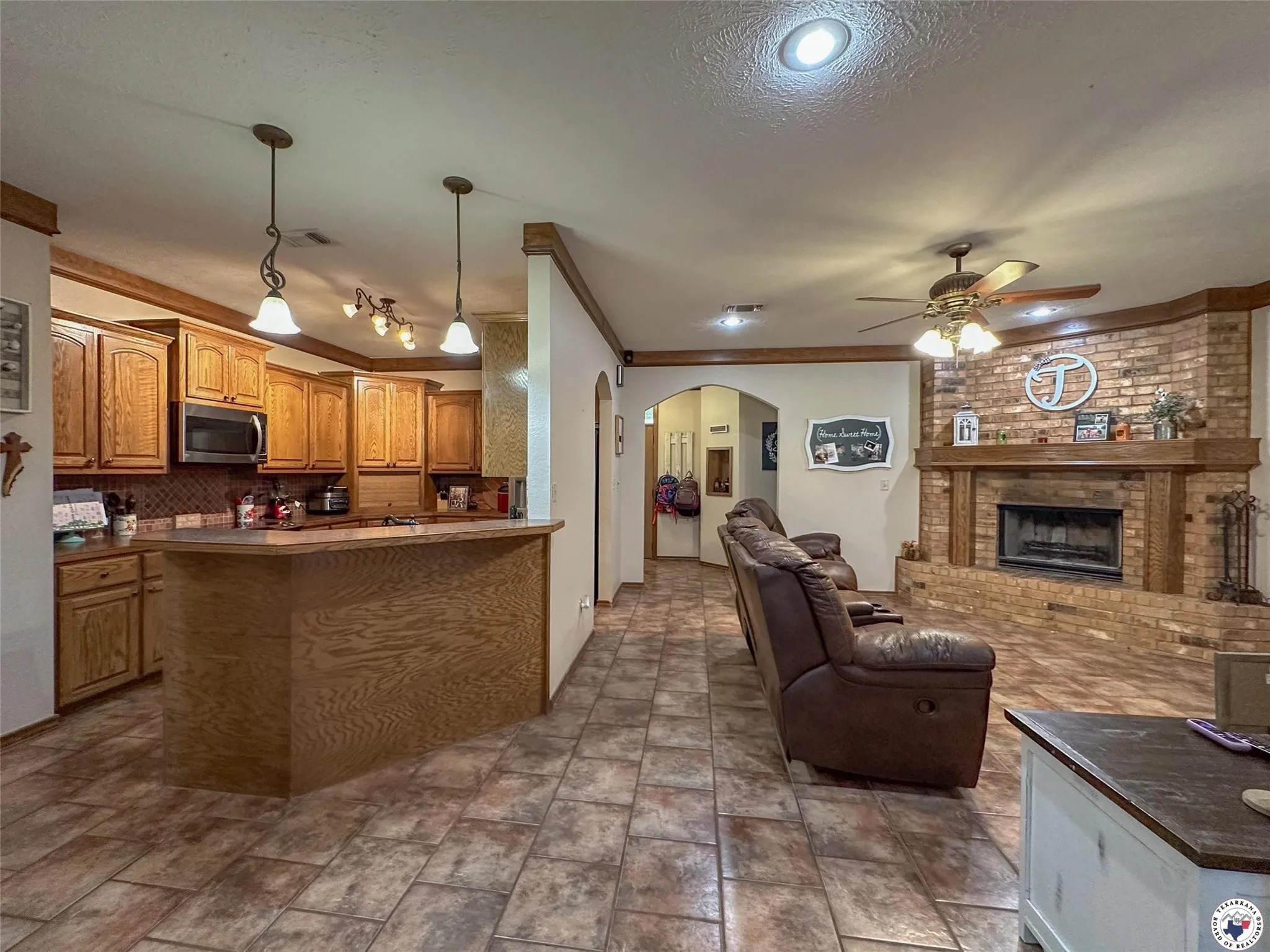 Single Family Residence For Sale in Bowie County , 1408 N FM 2148, Texarkana, Texas 75501, 3 Bedroom, 2 Bathroom, 2 Garage spaces, 1,888 Sqft, built in 2006, mls#21333318, Real Estate Agent in Texarkana, Homes For Sale in Bowie county, Homes For Sale in Texarkana, Realtor in Texarkana Texas, Real Estate Brokerage Independent Realty Texas, Luminita Cordes Realtor