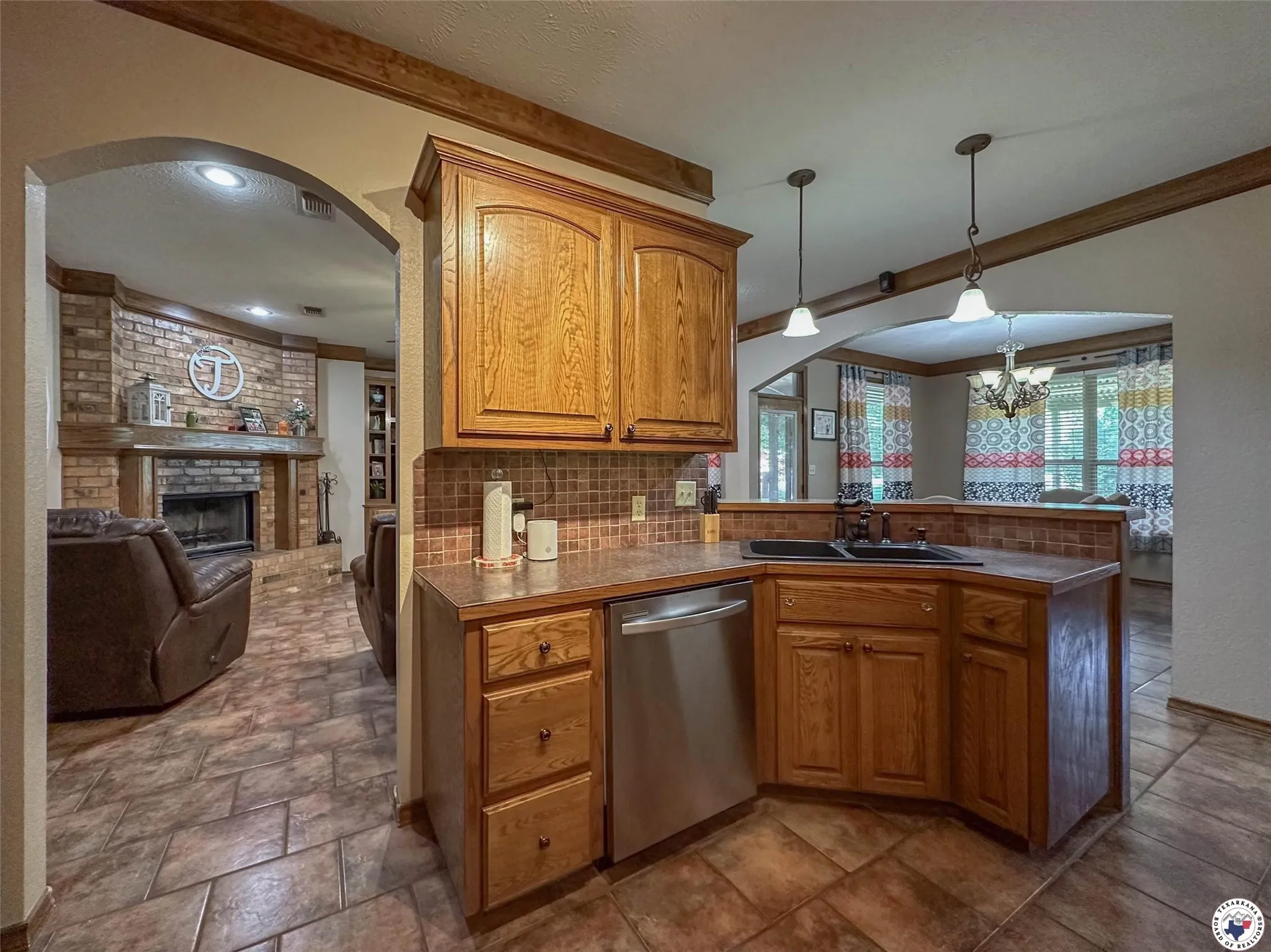 Single Family Residence For Sale in Bowie County , 1408 N FM 2148, Texarkana, Texas 75501, 3 Bedroom, 2 Bathroom, 2 Garage spaces, 1,888 Sqft, built in 2006, mls#21333318, Real Estate Agent in Texarkana, Homes For Sale in Bowie county, Homes For Sale in Texarkana, Realtor in Texarkana Texas, Real Estate Brokerage Independent Realty Texas, Luminita Cordes Realtor