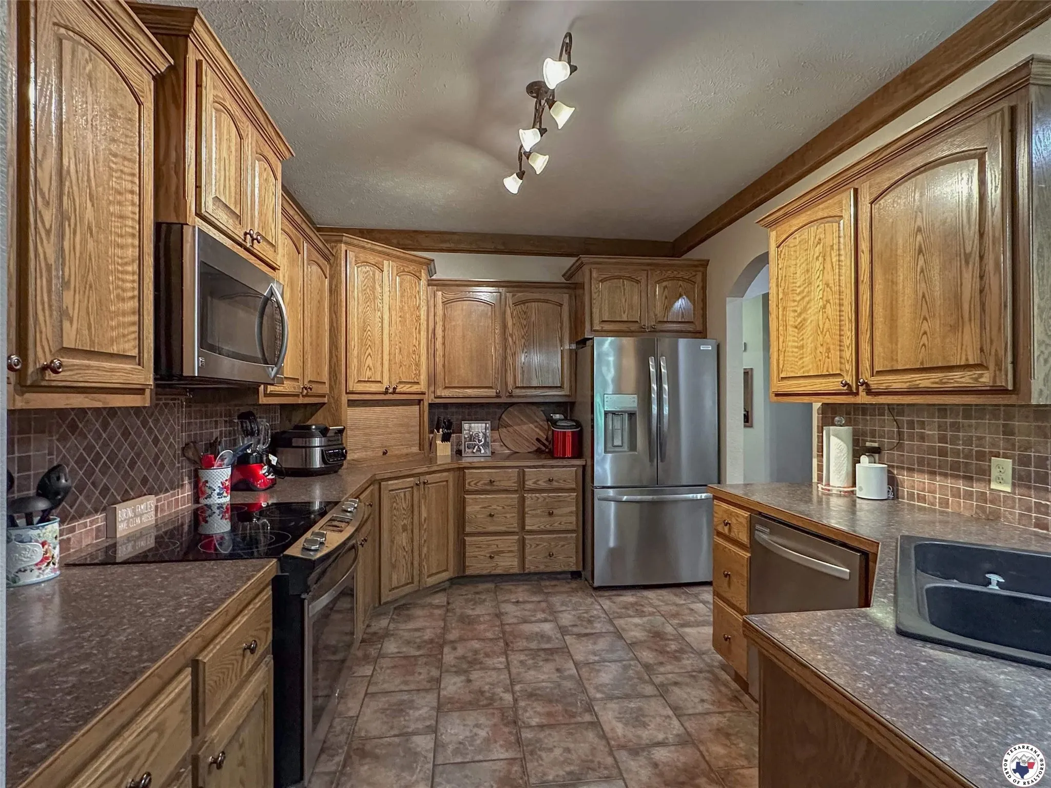 Single Family Residence For Sale in Bowie County , 1408 N FM 2148, Texarkana, Texas 75501, 3 Bedroom, 2 Bathroom, 2 Garage spaces, 1,888 Sqft, built in 2006, mls#21333318, Real Estate Agent in Texarkana, Homes For Sale in Bowie county, Homes For Sale in Texarkana, Realtor in Texarkana Texas, Real Estate Brokerage Independent Realty Texas, Luminita Cordes Realtor
