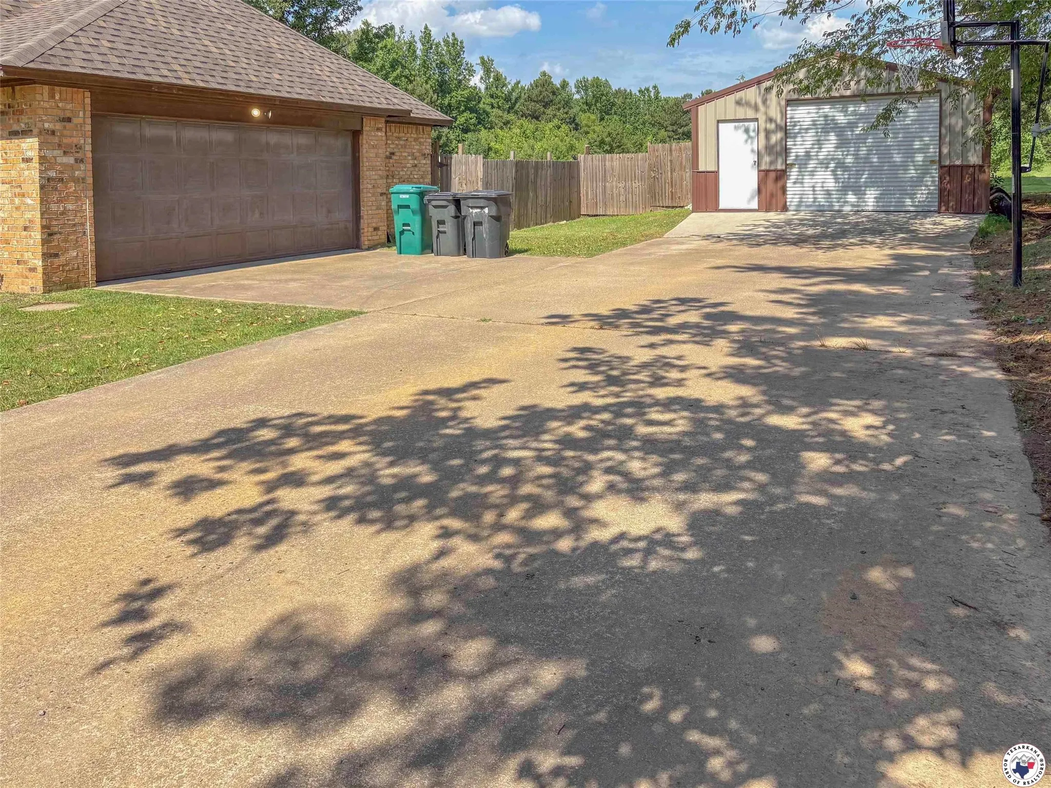 Single Family Residence For Sale in Bowie County , 1408 N FM 2148, Texarkana, Texas 75501, 3 Bedroom, 2 Bathroom, 2 Garage spaces, 1,888 Sqft, built in 2006, mls#21333318, Real Estate Agent in Texarkana, Homes For Sale in Bowie county, Homes For Sale in Texarkana, Realtor in Texarkana Texas, Real Estate Brokerage Independent Realty Texas, Luminita Cordes Realtor
