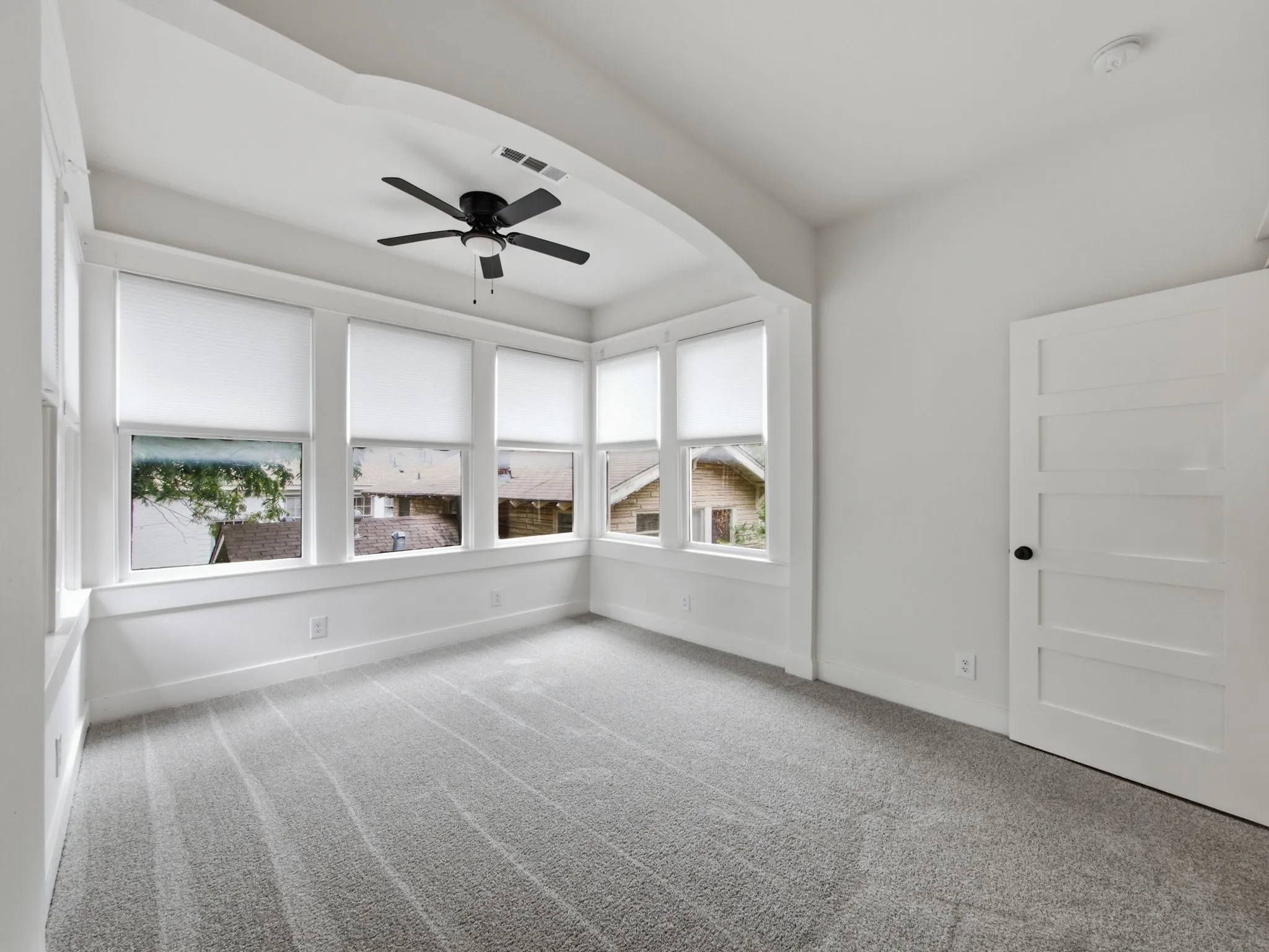 Single Family Residence For Rent in Dallas County , 1209 Kings Highway, Dallas, Texas 75208, 4 Bedroom, 3 Bathroom, Garage spaces, 2,880 Sqft, built in 1925, mls#21324707, Real Estate Agent in Dallas, Homes For Rent in Dallas county, Homes For Rent in Dallas, Realtor in Dallas Texas, Real Estate Brokerage Independent Realty Texas, Luminita Cordes Realtor