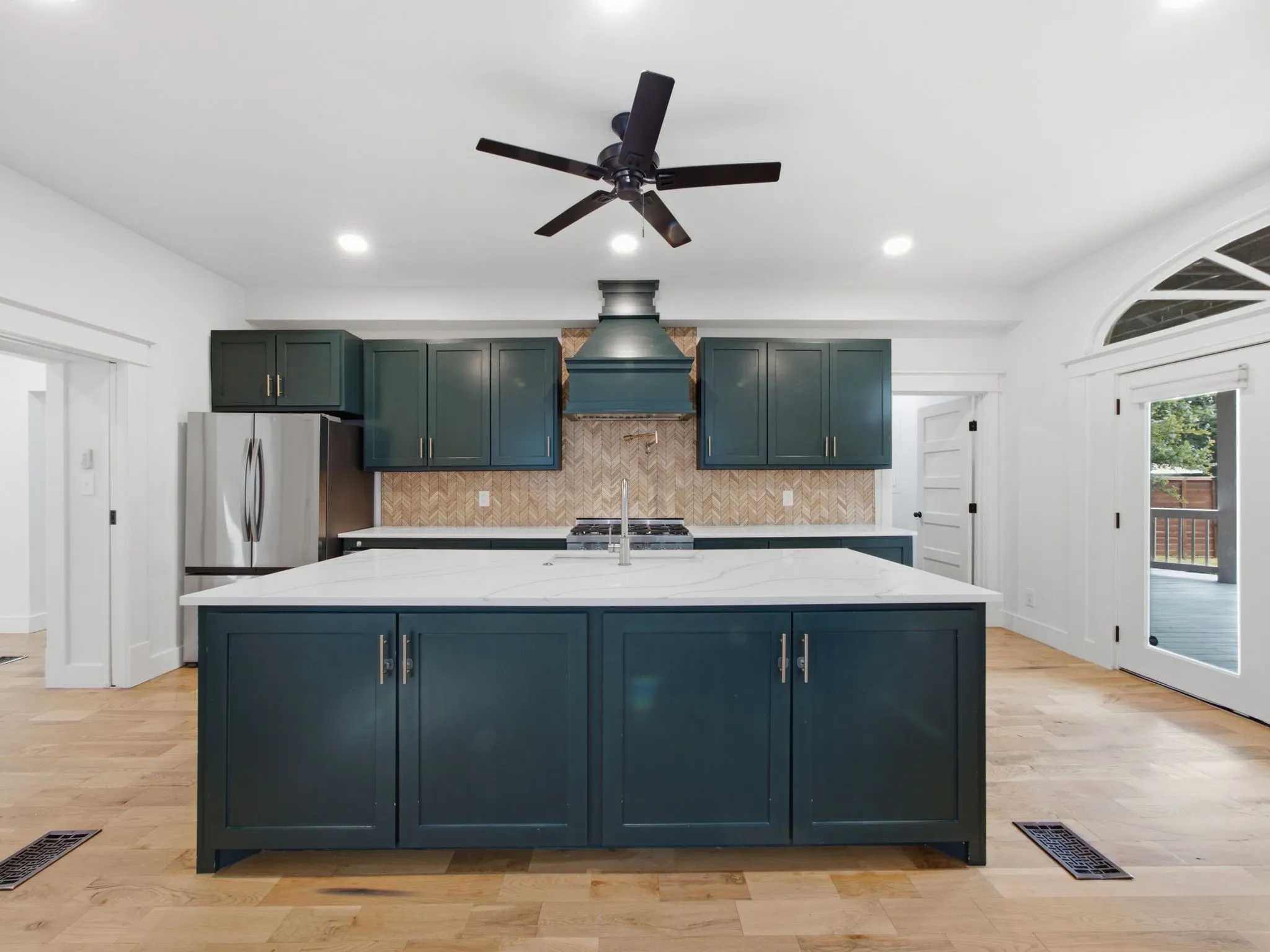 Single Family Residence For Rent in Dallas County , 1209 Kings Highway, Dallas, Texas 75208, 4 Bedroom, 3 Bathroom, Garage spaces, 2,880 Sqft, built in 1925, mls#21324707, Real Estate Agent in Dallas, Homes For Rent in Dallas county, Homes For Rent in Dallas, Realtor in Dallas Texas, Real Estate Brokerage Independent Realty Texas, Luminita Cordes Realtor