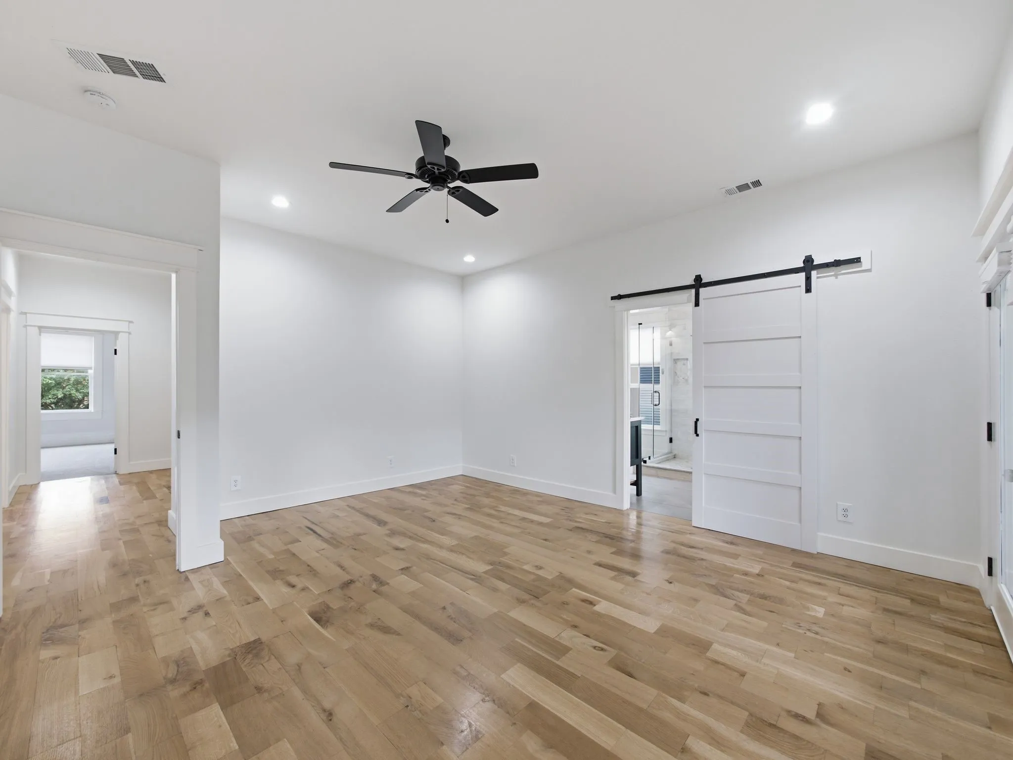 Single Family Residence For Rent in Dallas County , 1209 Kings Highway, Dallas, Texas 75208, 4 Bedroom, 3 Bathroom, Garage spaces, 2,880 Sqft, built in 1925, mls#21324707, Real Estate Agent in Dallas, Homes For Rent in Dallas county, Homes For Rent in Dallas, Realtor in Dallas Texas, Real Estate Brokerage Independent Realty Texas, Luminita Cordes Realtor