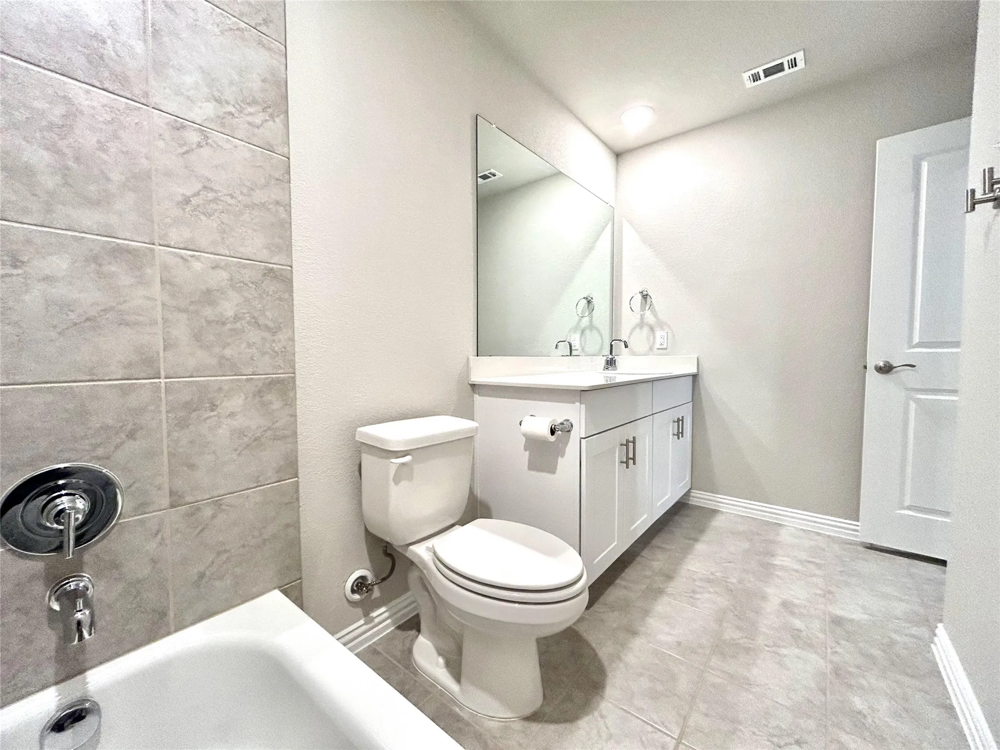 2nd floor full bathroom