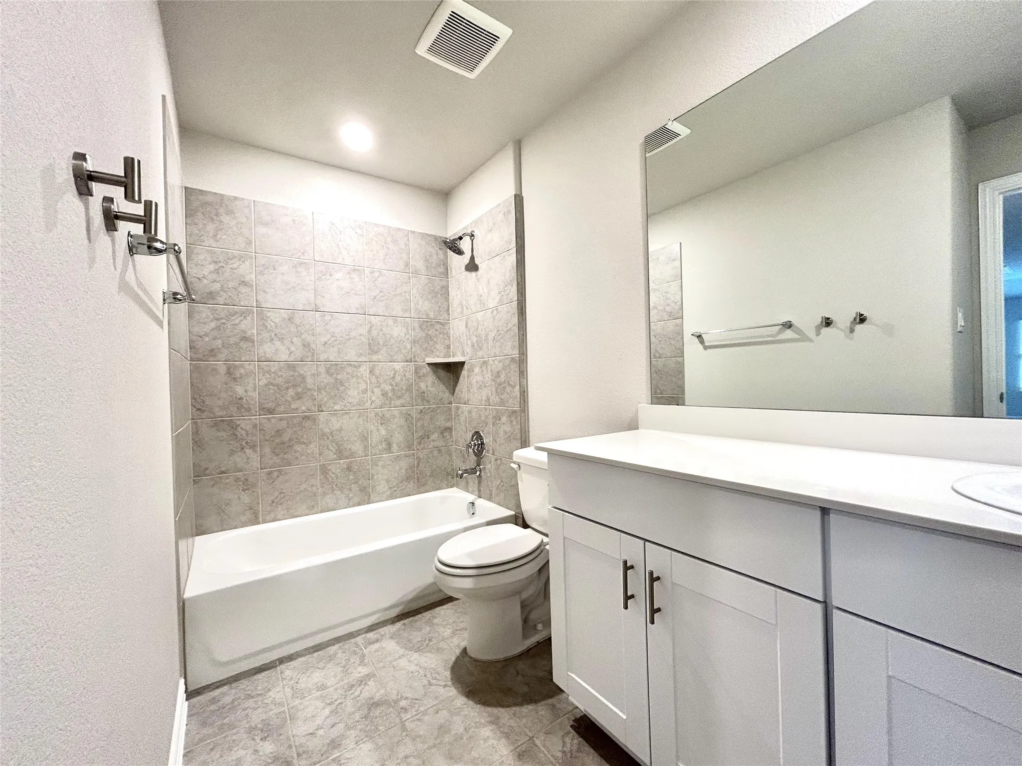 2nd floor full bathroom