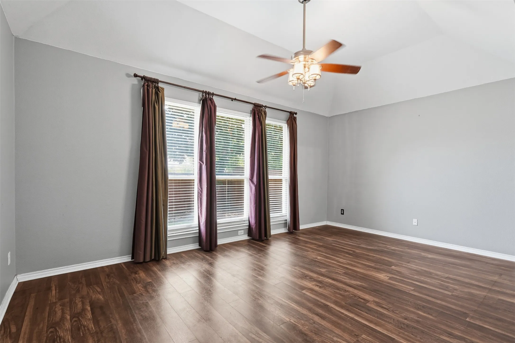 Single Family Residence For Sale in Tarrant County , 6333 Southern Hills Drive, Fort Worth, Texas 76132, 5 Bedroom, 4 Bathroom, 3 Garage spaces, 3,545 Sqft, built in 2000, mls#21331208, Real Estate Agent in Fort Worth, Homes For Sale in Tarrant county, Homes For Sale in Fort Worth, Realtor in Fort Worth Texas, Real Estate Brokerage Independent Realty Texas, Luminita Cordes Realtor
