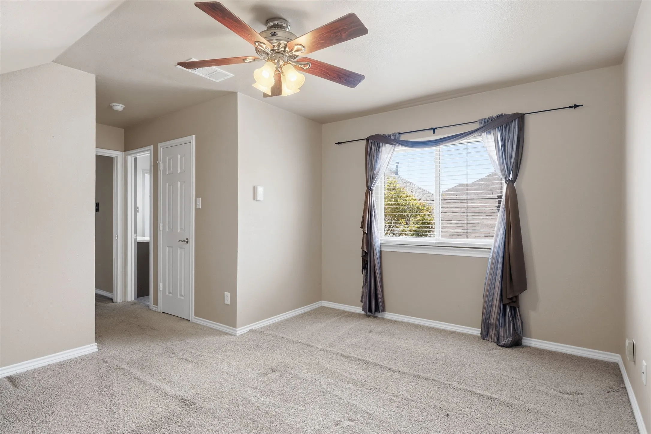 Single Family Residence For Sale in Tarrant County , 6333 Southern Hills Drive, Fort Worth, Texas 76132, 5 Bedroom, 4 Bathroom, 3 Garage spaces, 3,545 Sqft, built in 2000, mls#21331208, Real Estate Agent in Fort Worth, Homes For Sale in Tarrant county, Homes For Sale in Fort Worth, Realtor in Fort Worth Texas, Real Estate Brokerage Independent Realty Texas, Luminita Cordes Realtor