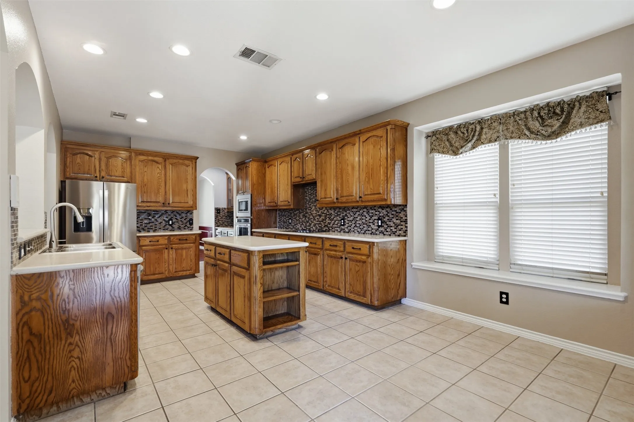 Single Family Residence For Sale in Tarrant County , 6333 Southern Hills Drive, Fort Worth, Texas 76132, 5 Bedroom, 4 Bathroom, 3 Garage spaces, 3,545 Sqft, built in 2000, mls#21331208, Real Estate Agent in Fort Worth, Homes For Sale in Tarrant county, Homes For Sale in Fort Worth, Realtor in Fort Worth Texas, Real Estate Brokerage Independent Realty Texas, Luminita Cordes Realtor
