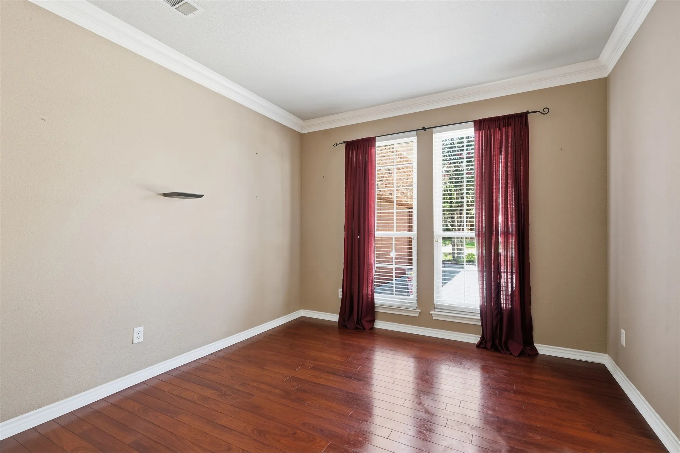 Single Family Residence For Sale in Tarrant County , 6333 Southern Hills Drive, Fort Worth, Texas 76132, 5 Bedroom, 4 Bathroom, 3 Garage spaces, 3,545 Sqft, built in 2000, mls#21331208, Real Estate Agent in Fort Worth, Homes For Sale in Tarrant county, Homes For Sale in Fort Worth, Realtor in Fort Worth Texas, Real Estate Brokerage Independent Realty Texas, Luminita Cordes Realtor