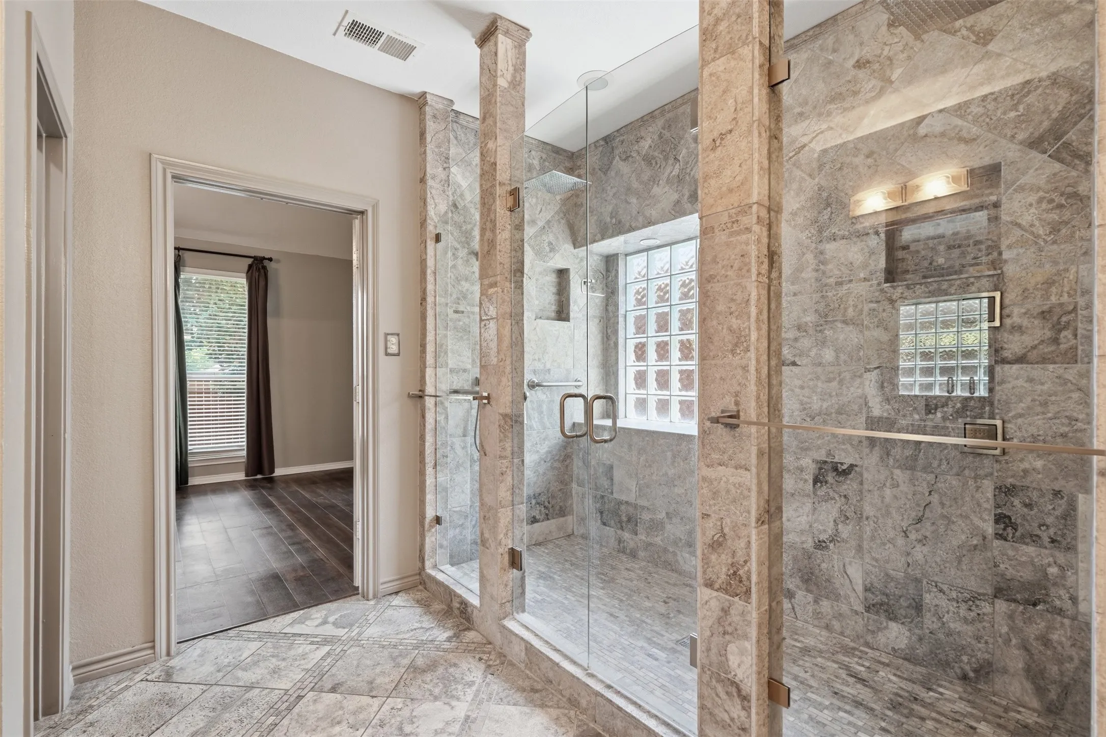 Single Family Residence For Sale in Tarrant County , 6333 Southern Hills Drive, Fort Worth, Texas 76132, 5 Bedroom, 4 Bathroom, 3 Garage spaces, 3,545 Sqft, built in 2000, mls#21331208, Real Estate Agent in Fort Worth, Homes For Sale in Tarrant county, Homes For Sale in Fort Worth, Realtor in Fort Worth Texas, Real Estate Brokerage Independent Realty Texas, Luminita Cordes Realtor