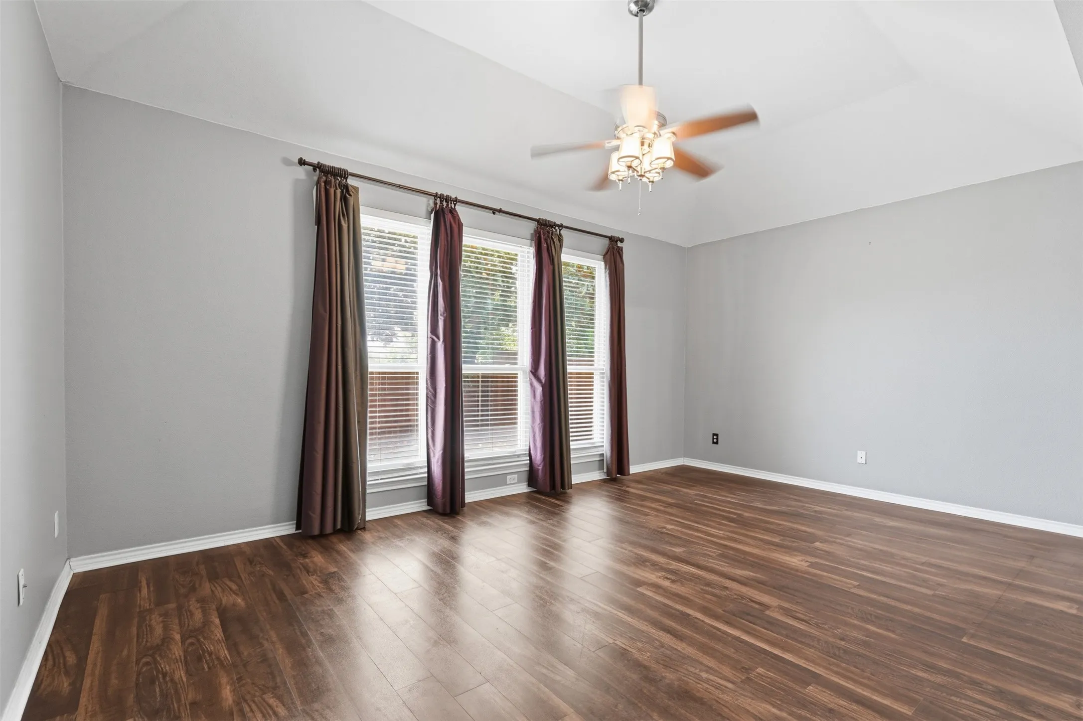 Single Family Residence For Sale in Tarrant County , 6333 Southern Hills Drive, Fort Worth, Texas 76132, 5 Bedroom, 4 Bathroom, 3 Garage spaces, 3,545 Sqft, built in 2000, mls#21331208, Real Estate Agent in Fort Worth, Homes For Sale in Tarrant county, Homes For Sale in Fort Worth, Realtor in Fort Worth Texas, Real Estate Brokerage Independent Realty Texas, Luminita Cordes Realtor