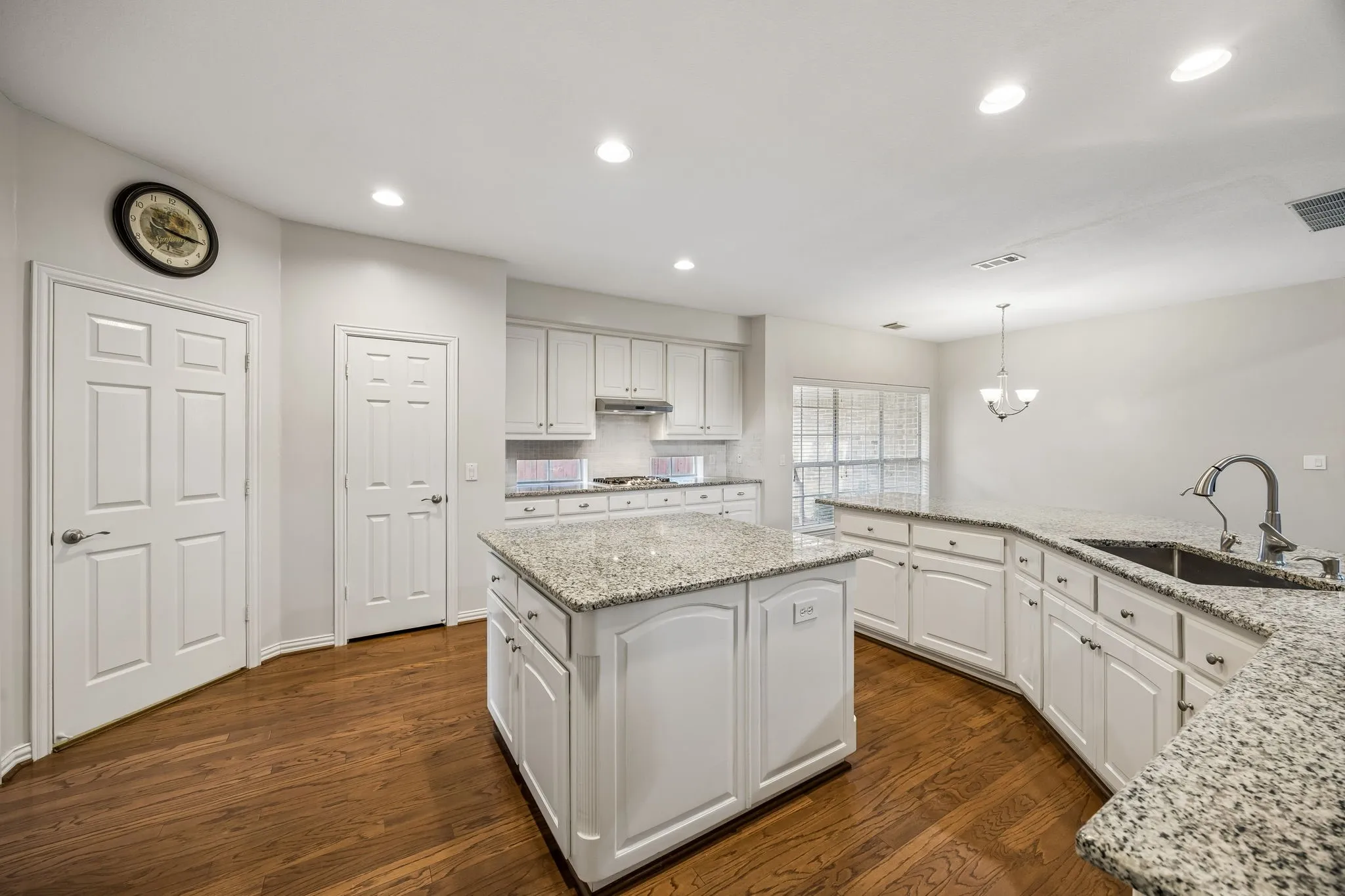 Single Family Residence For Sale in Dallas County , 122 Woodland Cove, Coppell, Texas 75019, 4 Bedroom, 4 Bathroom, 3 Garage spaces, 3,295 Sqft, built in 2000, mls#21333035, Real Estate Agent in Coppell, Homes For Sale in Dallas county, Homes For Sale in Coppell, Realtor in Coppell Texas, Real Estate Brokerage Independent Realty Texas, Luminita Cordes Realtor