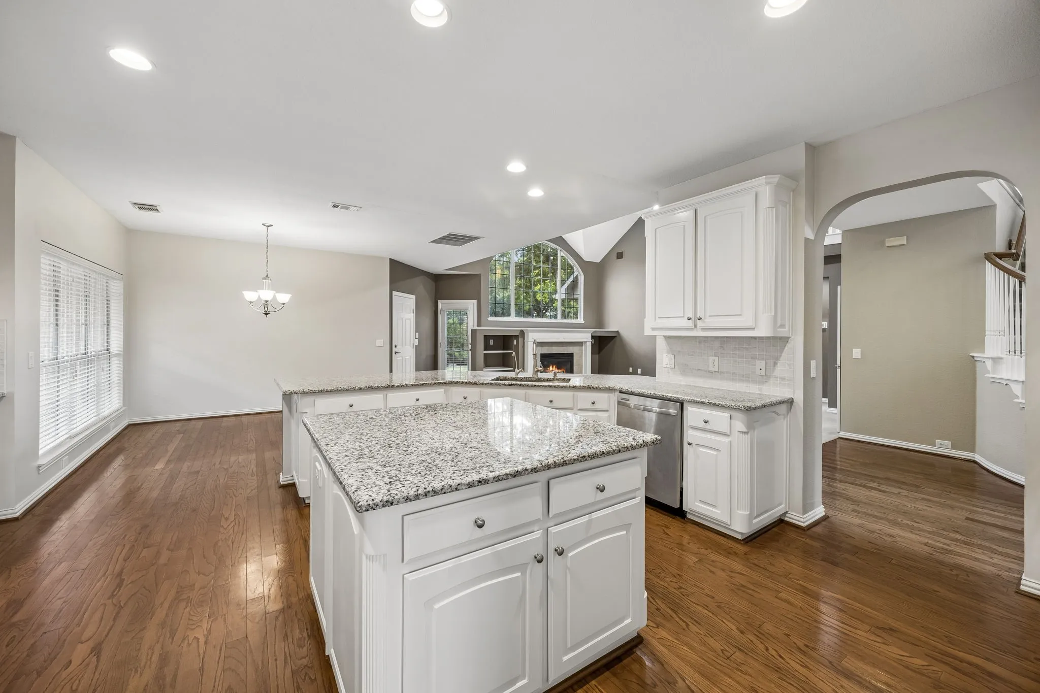 Single Family Residence For Sale in Dallas County , 122 Woodland Cove, Coppell, Texas 75019, 4 Bedroom, 4 Bathroom, 3 Garage spaces, 3,295 Sqft, built in 2000, mls#21333035, Real Estate Agent in Coppell, Homes For Sale in Dallas county, Homes For Sale in Coppell, Realtor in Coppell Texas, Real Estate Brokerage Independent Realty Texas, Luminita Cordes Realtor