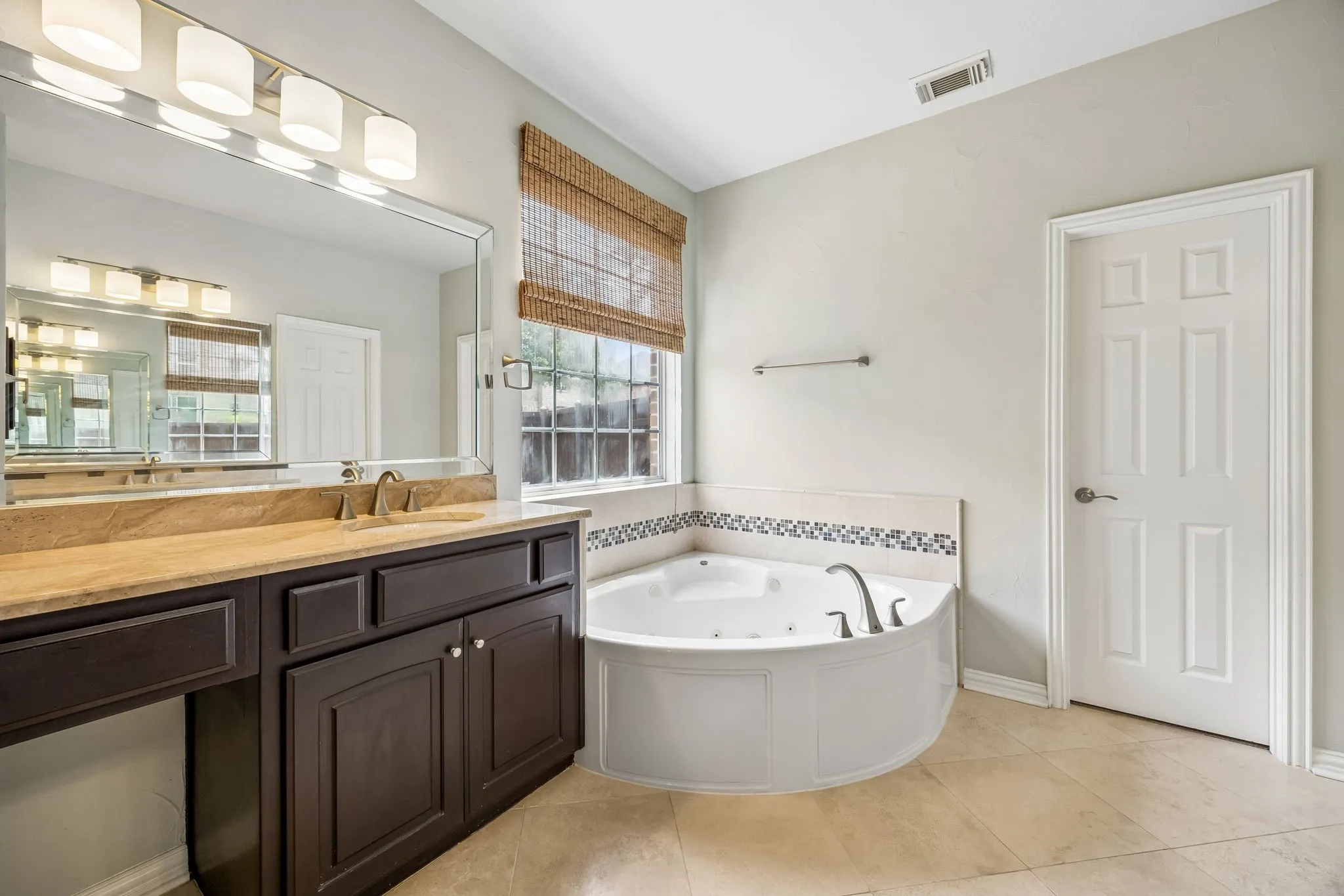 Single Family Residence For Sale in Dallas County , 122 Woodland Cove, Coppell, Texas 75019, 4 Bedroom, 4 Bathroom, 3 Garage spaces, 3,295 Sqft, built in 2000, mls#21333035, Real Estate Agent in Coppell, Homes For Sale in Dallas county, Homes For Sale in Coppell, Realtor in Coppell Texas, Real Estate Brokerage Independent Realty Texas, Luminita Cordes Realtor