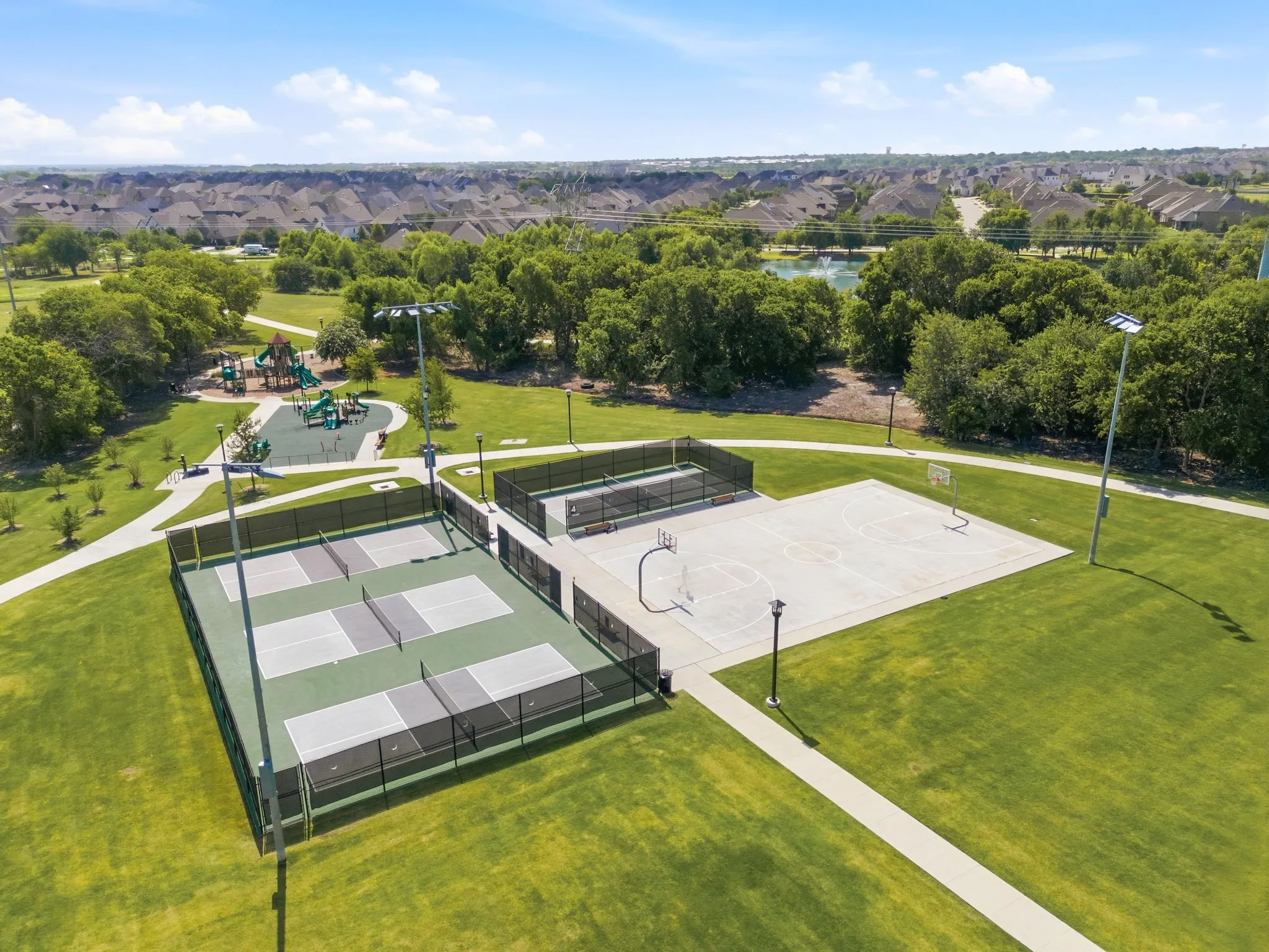 The community is situated next to Raymond Community Park & Lakewood Park, which offer dedicated pickleball courts, tennis courts, basketball courts.