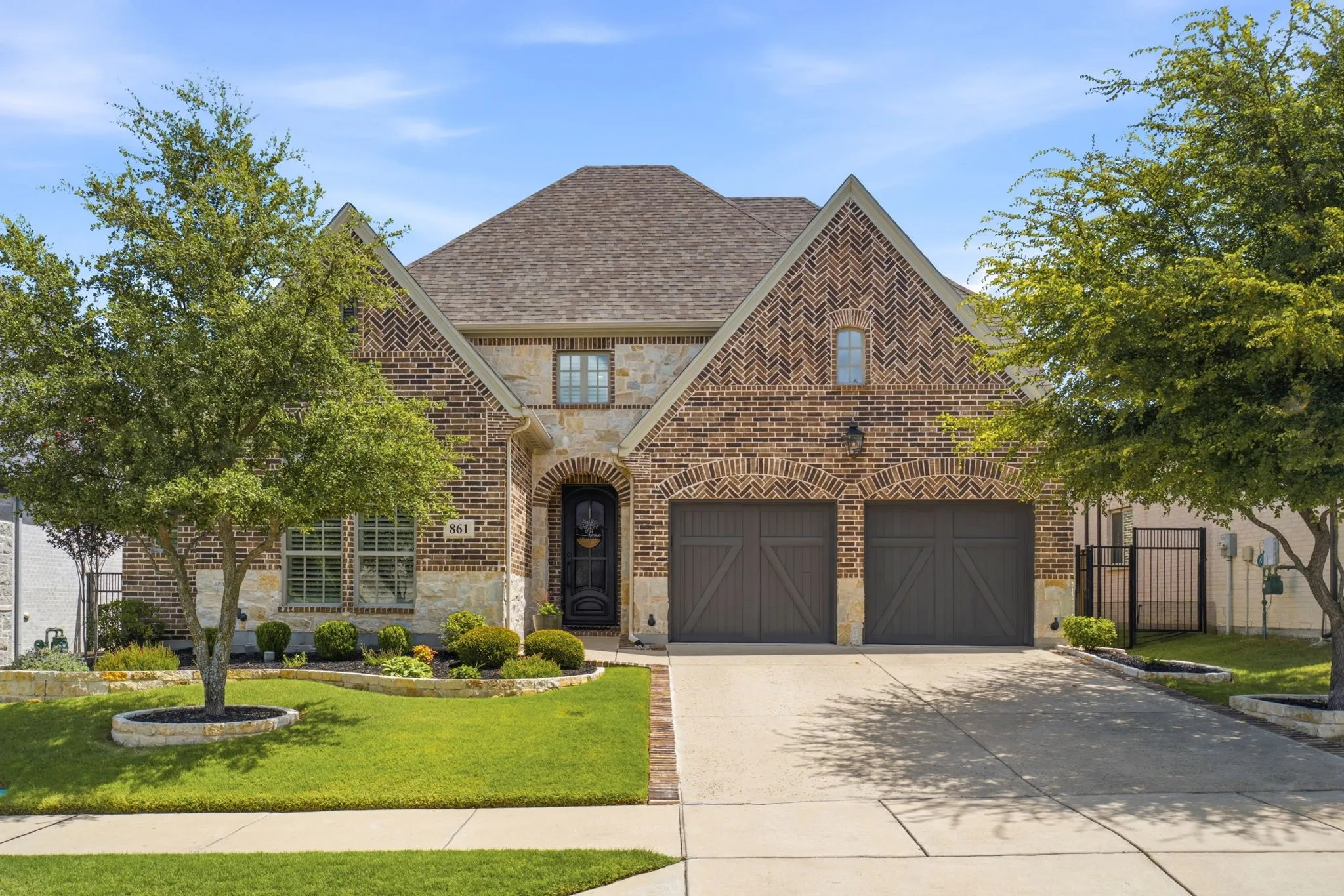 An absolute gem in Prosper! Quality built by Darling Homes, this immaculate 1.5 story of nearly 3000 sq.ft. has upgraded features that make it a standout over others & a great buy too!