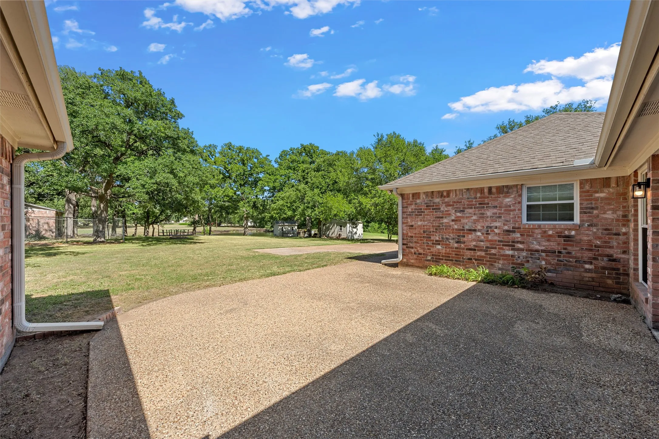 Single Family Residence For Sale in Mc Lennan County , 108 Spring Creek Street, Lacy Lakeview, Texas 76705, 3 Bedroom, 3 Bathroom, 2 Garage spaces, 2,637 Sqft, built in 1986, mls#21330605, Real Estate Agent in Lacy Lakeview, Homes For Sale in Mc Lennan county, Homes For Sale in Lacy Lakeview, Realtor in Lacy Lakeview Texas, Real Estate Brokerage Independent Realty Texas, Luminita Cordes Realtor
