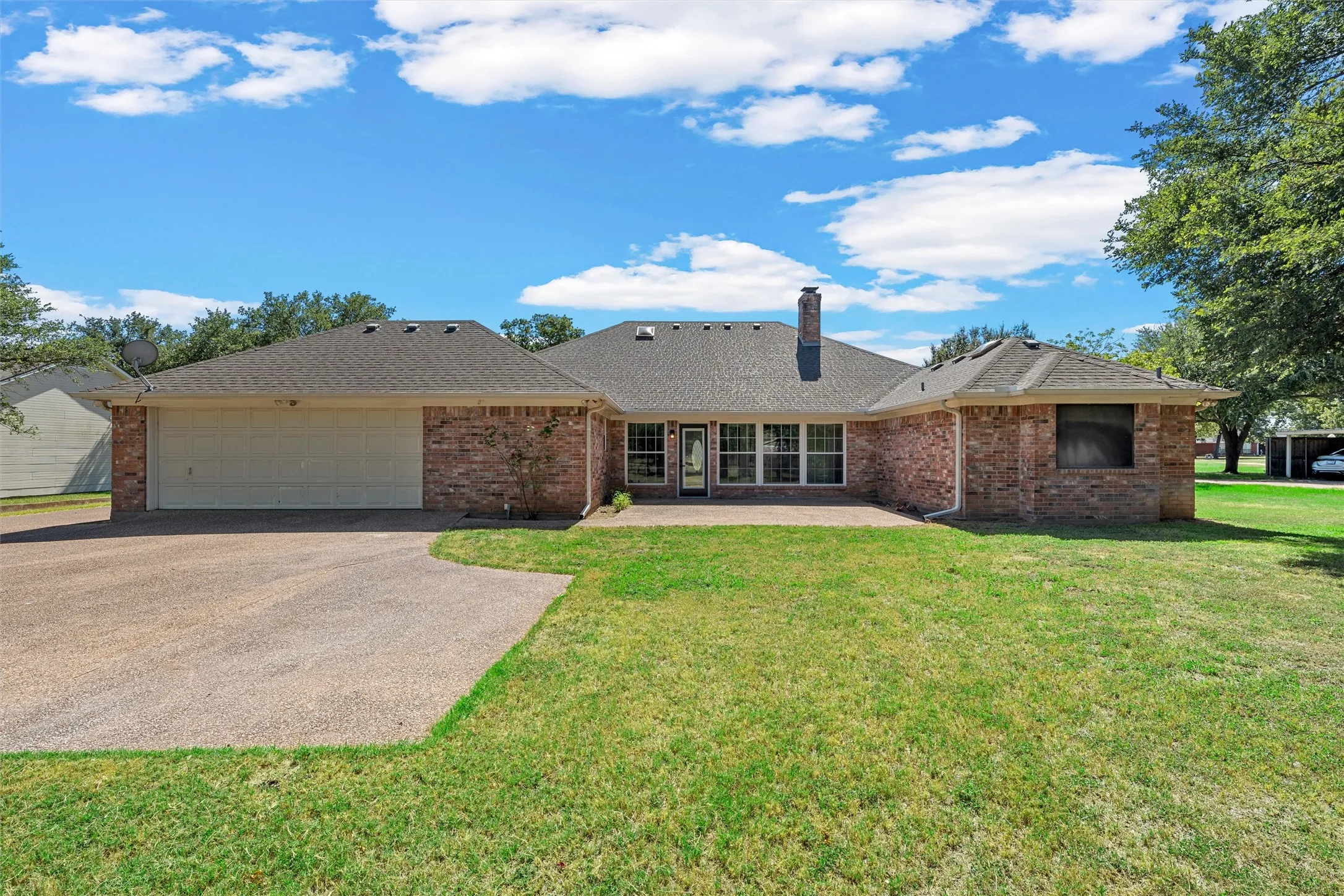 Single Family Residence For Sale in Mc Lennan County , 108 Spring Creek Street, Lacy Lakeview, Texas 76705, 3 Bedroom, 3 Bathroom, 2 Garage spaces, 2,637 Sqft, built in 1986, mls#21330605, Real Estate Agent in Lacy Lakeview, Homes For Sale in Mc Lennan county, Homes For Sale in Lacy Lakeview, Realtor in Lacy Lakeview Texas, Real Estate Brokerage Independent Realty Texas, Luminita Cordes Realtor