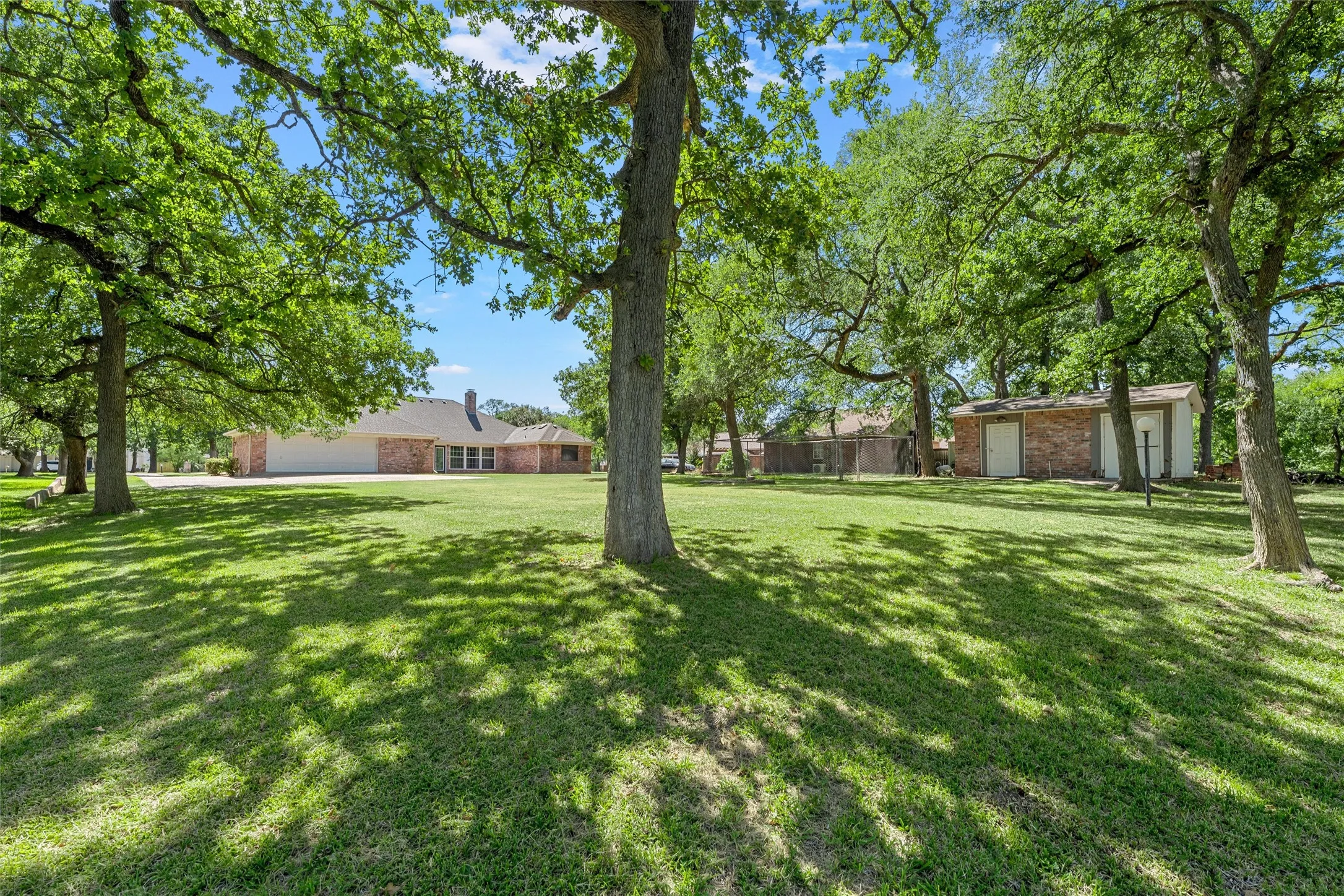 Single Family Residence For Sale in Mc Lennan County , 108 Spring Creek Street, Lacy Lakeview, Texas 76705, 3 Bedroom, 3 Bathroom, 2 Garage spaces, 2,637 Sqft, built in 1986, mls#21330605, Real Estate Agent in Lacy Lakeview, Homes For Sale in Mc Lennan county, Homes For Sale in Lacy Lakeview, Realtor in Lacy Lakeview Texas, Real Estate Brokerage Independent Realty Texas, Luminita Cordes Realtor