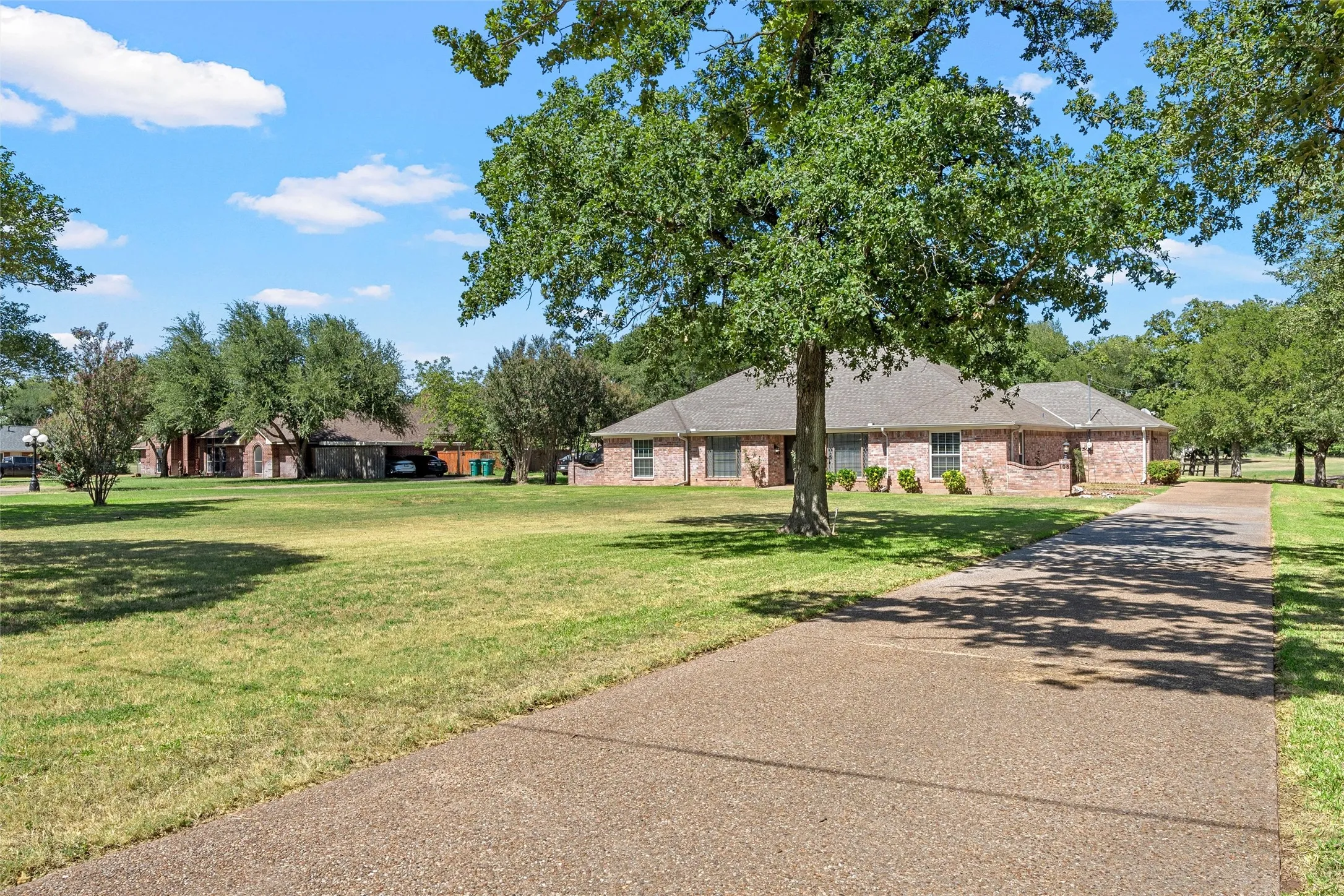 Single Family Residence For Sale in Mc Lennan County , 108 Spring Creek Street, Lacy Lakeview, Texas 76705, 3 Bedroom, 3 Bathroom, 2 Garage spaces, 2,637 Sqft, built in 1986, mls#21330605, Real Estate Agent in Lacy Lakeview, Homes For Sale in Mc Lennan county, Homes For Sale in Lacy Lakeview, Realtor in Lacy Lakeview Texas, Real Estate Brokerage Independent Realty Texas, Luminita Cordes Realtor