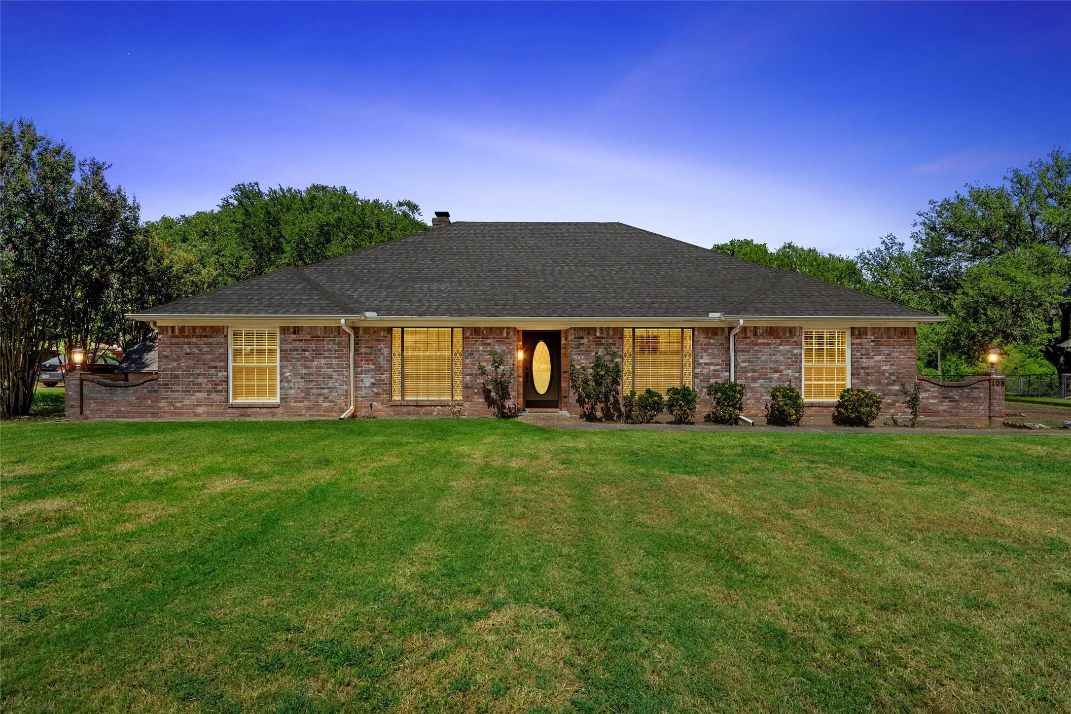 Single Family Residence For Sale in Mc Lennan County , 108 Spring Creek Street, Lacy Lakeview, Texas 76705, 3 Bedroom, 3 Bathroom, 2 Garage spaces, 2,637 Sqft, built in 1986, mls#21330605, Real Estate Agent in Lacy Lakeview, Homes For Sale in Mc Lennan county, Homes For Sale in Lacy Lakeview, Realtor in Lacy Lakeview Texas, Real Estate Brokerage Independent Realty Texas, Luminita Cordes Realtor
