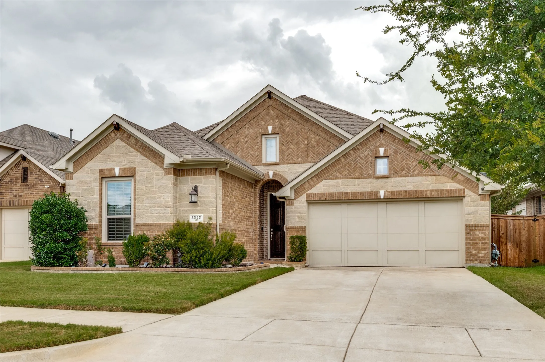 Single Family Residence For Sale in Johnson County , 2810 Green Circle Drive, Mansfield, Texas 76063, 3 Bedroom, 2 Bathroom, 2 Garage spaces, 2,092 Sqft, built in 2017, mls#21324862, Real Estate Agent in Mansfield, Homes For Sale in Johnson county, Homes For Sale in Mansfield, Realtor in Mansfield Texas, Real Estate Brokerage Independent Realty Texas, Luminita Cordes Realtor