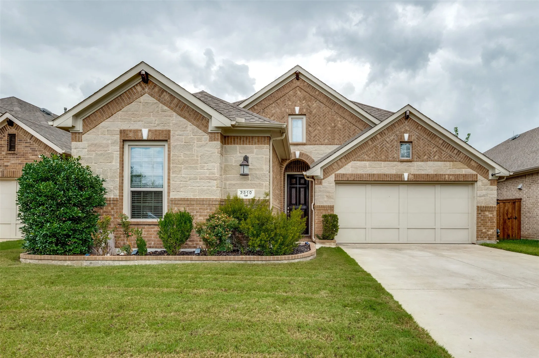 Single Family Residence For Sale in Johnson County , 2810 Green Circle Drive, Mansfield, Texas 76063, 3 Bedroom, 2 Bathroom, 2 Garage spaces, 2,092 Sqft, built in 2017, mls#21324862, Real Estate Agent in Mansfield, Homes For Sale in Johnson county, Homes For Sale in Mansfield, Realtor in Mansfield Texas, Real Estate Brokerage Independent Realty Texas, Luminita Cordes Realtor