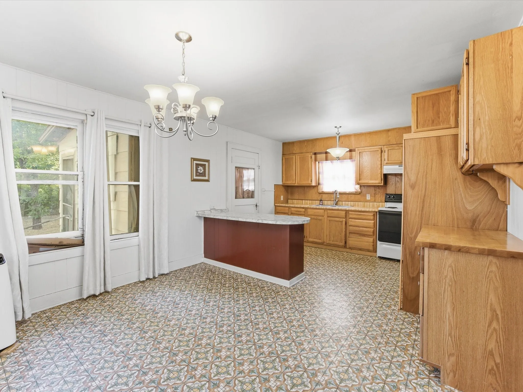 Single Family Residence For Sale in Jack County , 630 W Thompson Street, Jacksboro, Texas 76458, 2 Bedroom, 1 Bathroom, Garage spaces, 1,008 Sqft, built in 1930, mls#21330773, Real Estate Agent in Jacksboro, Homes For Sale in Jack county, Homes For Sale in Jacksboro, Realtor in Jacksboro Texas, Real Estate Brokerage Independent Realty Texas, Luminita Cordes Realtor