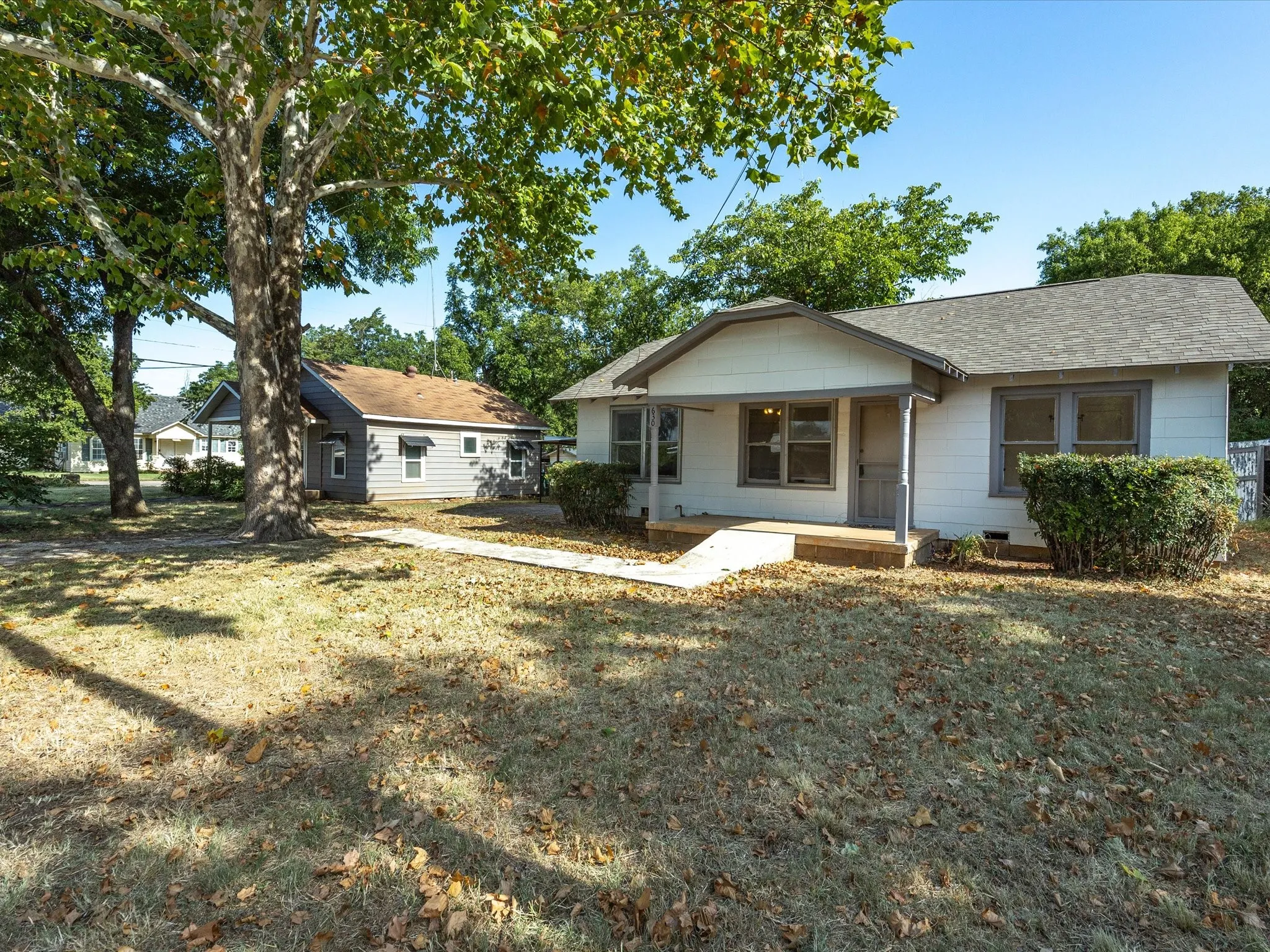 Single Family Residence For Sale in Jack County , 630 W Thompson Street, Jacksboro, Texas 76458, 2 Bedroom, 1 Bathroom, Garage spaces, 1,008 Sqft, built in 1930, mls#21330773, Real Estate Agent in Jacksboro, Homes For Sale in Jack county, Homes For Sale in Jacksboro, Realtor in Jacksboro Texas, Real Estate Brokerage Independent Realty Texas, Luminita Cordes Realtor