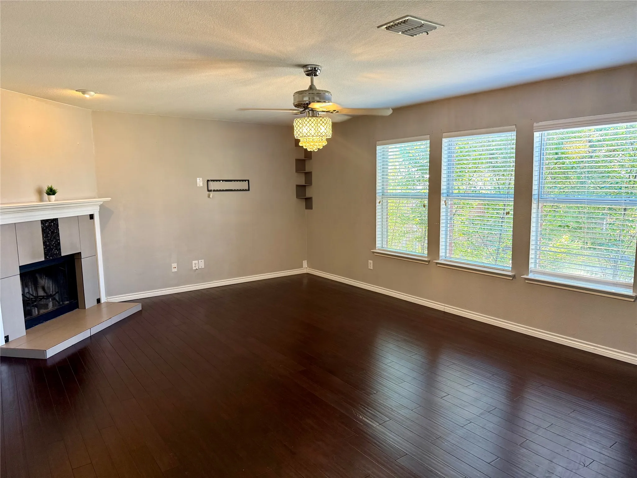 Single Family Residence For Sale in Kaufman County , 1024 Grimes Drive, Forney, Texas 75126, 4 Bedroom, 3 Bathroom, 2 Garage spaces, 3,040 Sqft, built in 2005, mls#21333346, Real Estate Agent in Forney, Homes For Sale in Kaufman county, Homes For Sale in Forney, Realtor in Forney Texas, Real Estate Brokerage Independent Realty Texas, Luminita Cordes Realtor