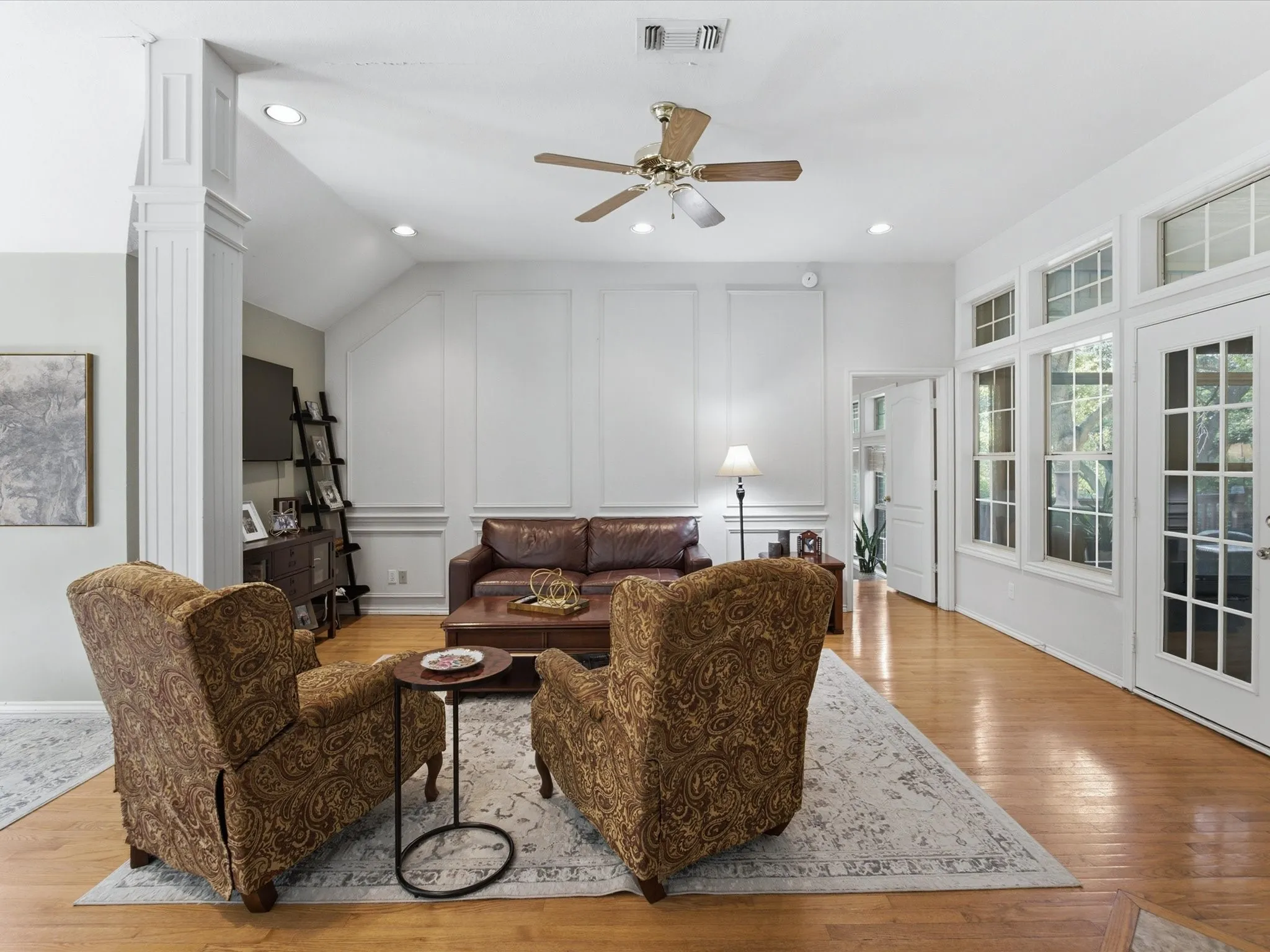 Single Family Residence For Sale in Tarrant County , 201 Coach House Circle, Fort Worth, Texas 76108, 4 Bedroom, 3 Bathroom, 2 Garage spaces, 2,895 Sqft, built in 1989, mls#21332629, Real Estate Agent in Fort Worth, Homes For Sale in Tarrant county, Homes For Sale in Fort Worth, Realtor in Fort Worth Texas, Real Estate Brokerage Independent Realty Texas, Luminita Cordes Realtor