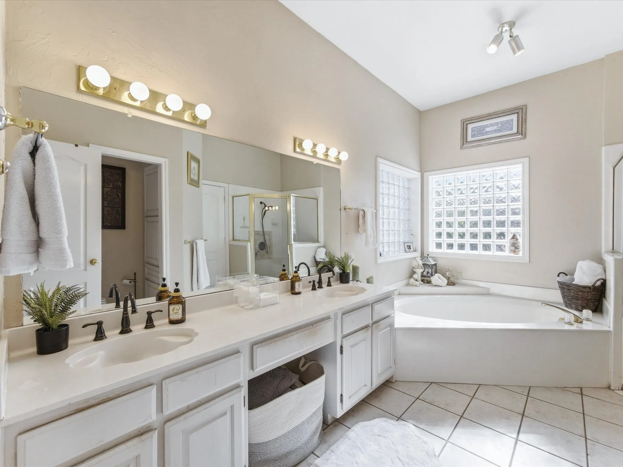 Single Family Residence For Sale in Tarrant County , 201 Coach House Circle, Fort Worth, Texas 76108, 4 Bedroom, 3 Bathroom, 2 Garage spaces, 2,895 Sqft, built in 1989, mls#21332629, Real Estate Agent in Fort Worth, Homes For Sale in Tarrant county, Homes For Sale in Fort Worth, Realtor in Fort Worth Texas, Real Estate Brokerage Independent Realty Texas, Luminita Cordes Realtor