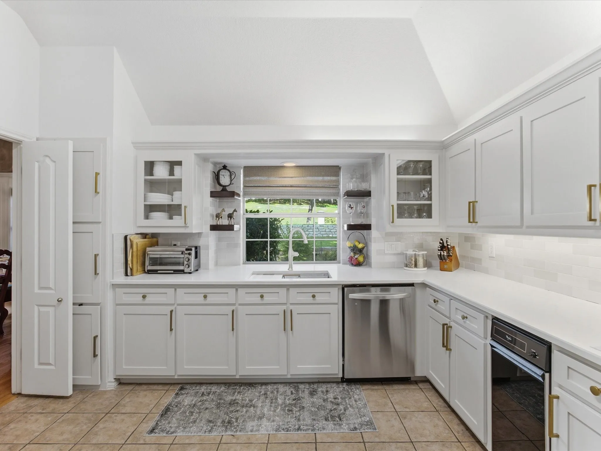 Single Family Residence For Sale in Tarrant County , 201 Coach House Circle, Fort Worth, Texas 76108, 4 Bedroom, 3 Bathroom, 2 Garage spaces, 2,895 Sqft, built in 1989, mls#21332629, Real Estate Agent in Fort Worth, Homes For Sale in Tarrant county, Homes For Sale in Fort Worth, Realtor in Fort Worth Texas, Real Estate Brokerage Independent Realty Texas, Luminita Cordes Realtor