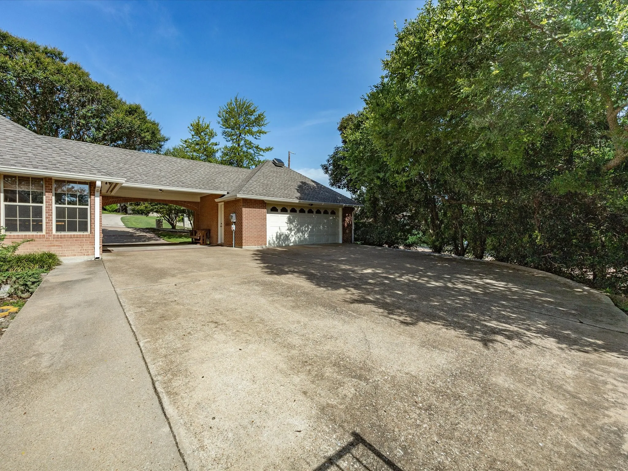 Single Family Residence For Sale in Tarrant County , 201 Coach House Circle, Fort Worth, Texas 76108, 4 Bedroom, 3 Bathroom, 2 Garage spaces, 2,895 Sqft, built in 1989, mls#21332629, Real Estate Agent in Fort Worth, Homes For Sale in Tarrant county, Homes For Sale in Fort Worth, Realtor in Fort Worth Texas, Real Estate Brokerage Independent Realty Texas, Luminita Cordes Realtor