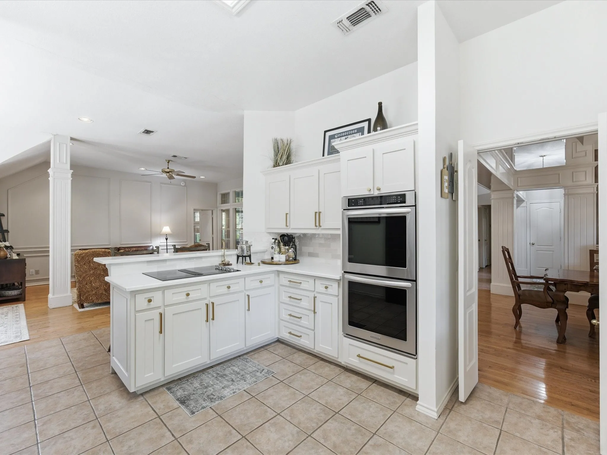 Single Family Residence For Sale in Tarrant County , 201 Coach House Circle, Fort Worth, Texas 76108, 4 Bedroom, 3 Bathroom, 2 Garage spaces, 2,895 Sqft, built in 1989, mls#21332629, Real Estate Agent in Fort Worth, Homes For Sale in Tarrant county, Homes For Sale in Fort Worth, Realtor in Fort Worth Texas, Real Estate Brokerage Independent Realty Texas, Luminita Cordes Realtor