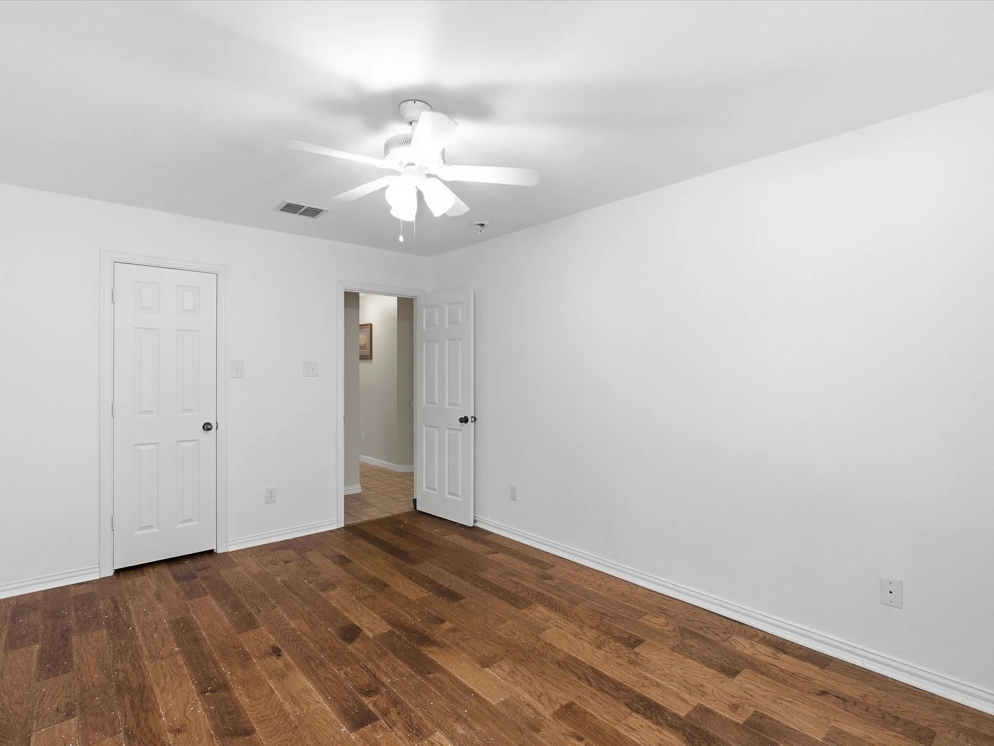 Single Family Residence For Sale in Dallas County , 4601 Carlton Drive, Garland, Texas 75043, 4 Bedroom, 2 Bathroom, 2 Garage spaces, 2,363 Sqft, built in 2002, mls#21332737, Real Estate Agent in Garland, Homes For Sale in Dallas county, Homes For Sale in Garland, Realtor in Garland Texas, Real Estate Brokerage Independent Realty Texas, Luminita Cordes Realtor