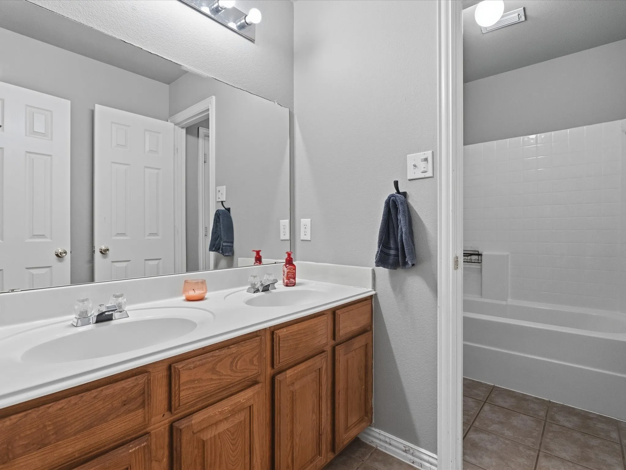Single Family Residence For Sale in Dallas County , 4601 Carlton Drive, Garland, Texas 75043, 4 Bedroom, 2 Bathroom, 2 Garage spaces, 2,363 Sqft, built in 2002, mls#21332737, Real Estate Agent in Garland, Homes For Sale in Dallas county, Homes For Sale in Garland, Realtor in Garland Texas, Real Estate Brokerage Independent Realty Texas, Luminita Cordes Realtor