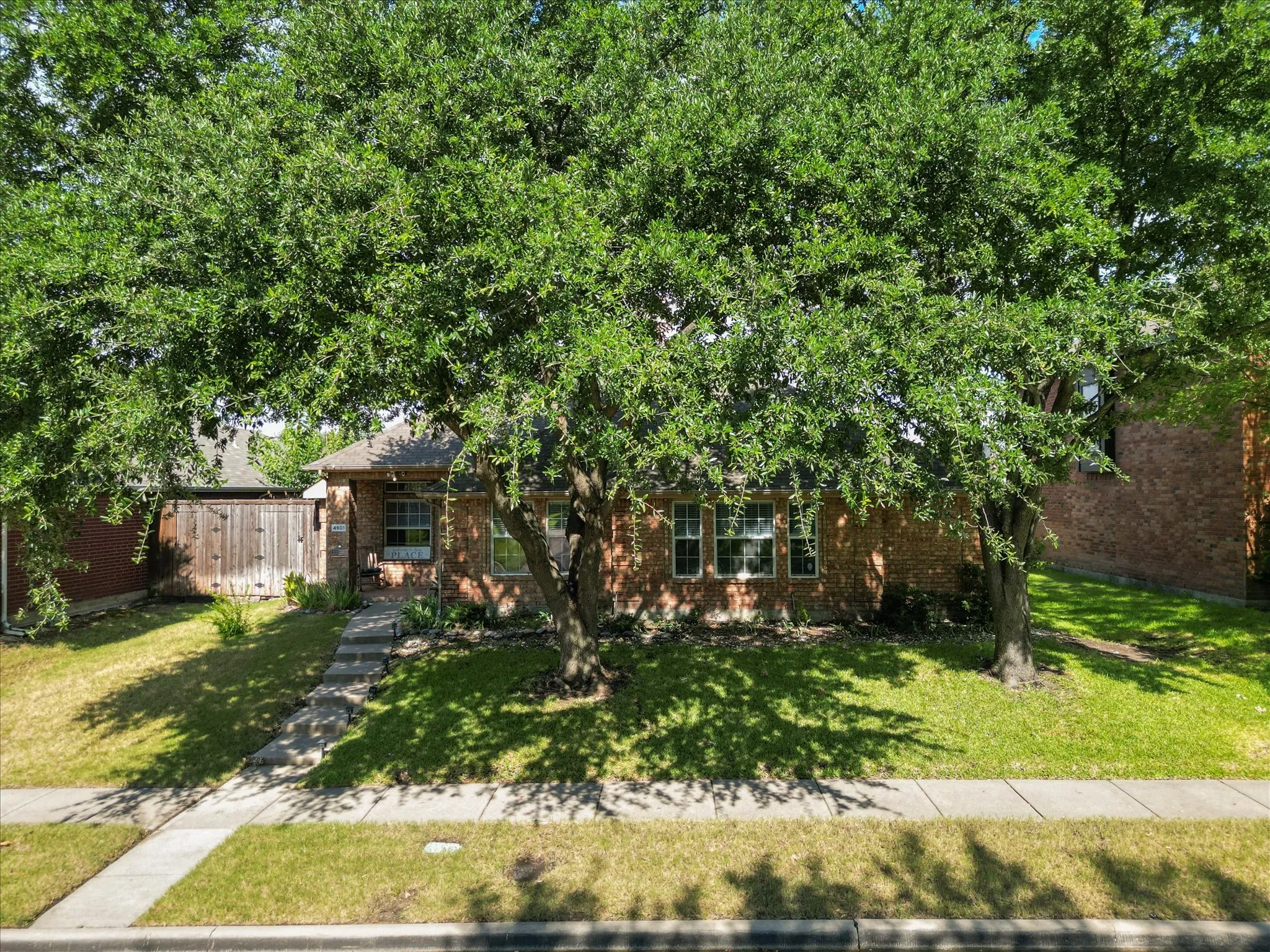 Single Family Residence For Sale in Dallas County , 4601 Carlton Drive, Garland, Texas 75043, 4 Bedroom, 2 Bathroom, 2 Garage spaces, 2,363 Sqft, built in 2002, mls#21332737, Real Estate Agent in Garland, Homes For Sale in Dallas county, Homes For Sale in Garland, Realtor in Garland Texas, Real Estate Brokerage Independent Realty Texas, Luminita Cordes Realtor