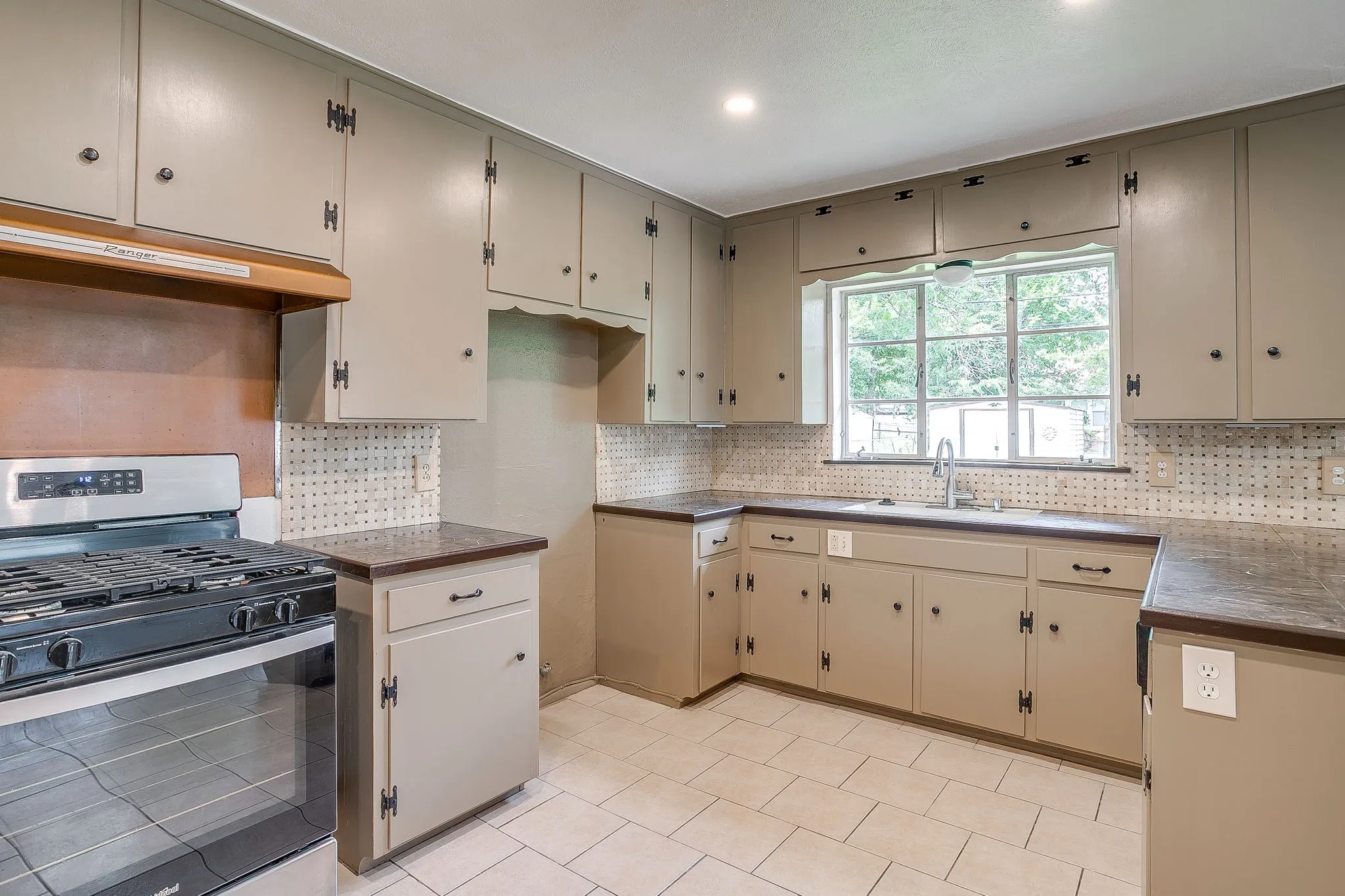 Single Family Residence For Sale in Tarrant County , 3401 Bilglade Road, Fort Worth, Texas 76133, 3 Bedroom, 2 Bathroom, 1 Garage spaces, 1,761 Sqft, built in 1954, mls#21288425, Real Estate Agent in Fort Worth, Homes For Sale in Tarrant county, Homes For Sale in Fort Worth, Realtor in Fort Worth Texas, Real Estate Brokerage Independent Realty Texas, Luminita Cordes Realtor
