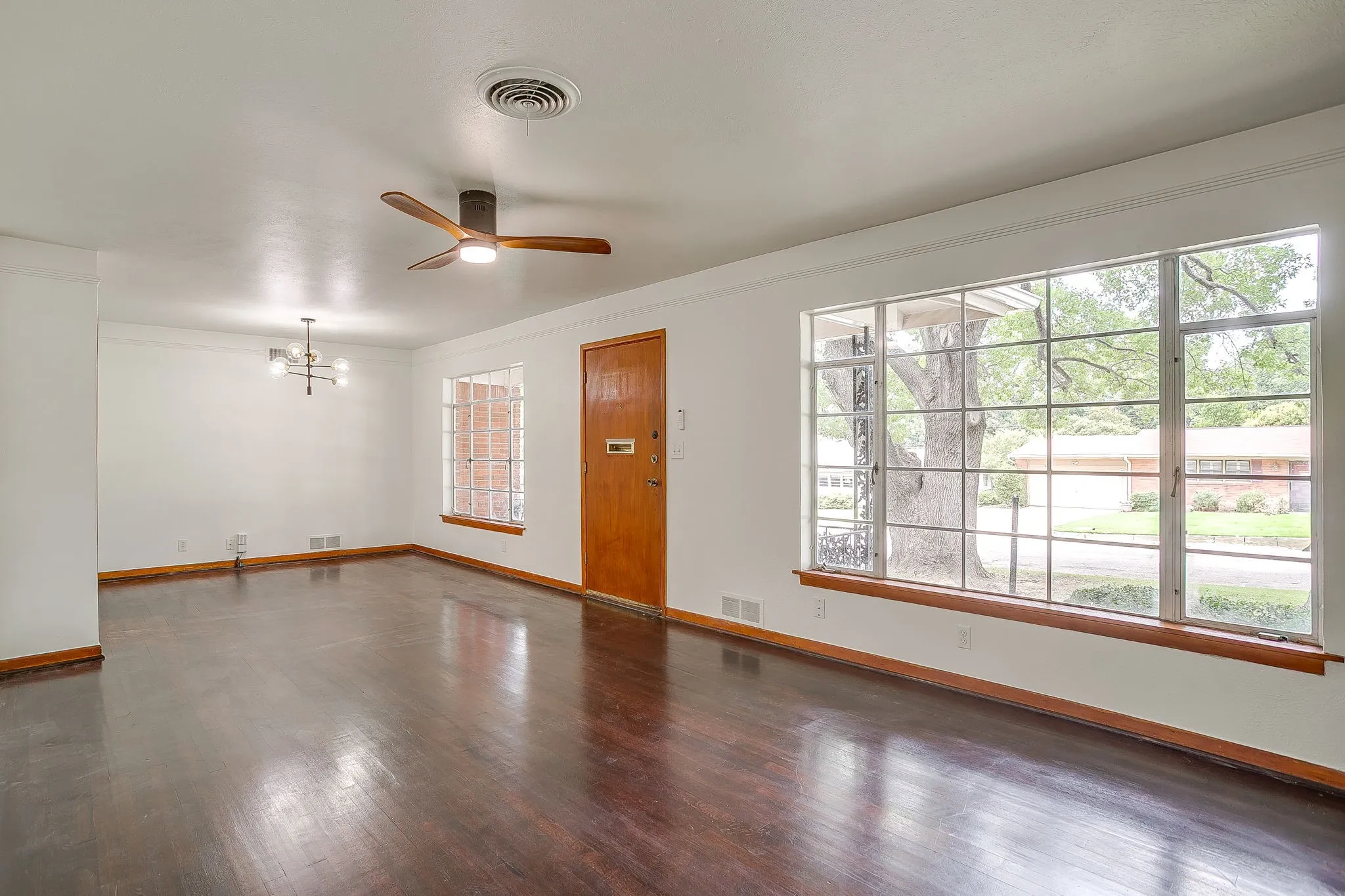 Single Family Residence For Sale in Tarrant County , 3401 Bilglade Road, Fort Worth, Texas 76133, 3 Bedroom, 2 Bathroom, 1 Garage spaces, 1,761 Sqft, built in 1954, mls#21288425, Real Estate Agent in Fort Worth, Homes For Sale in Tarrant county, Homes For Sale in Fort Worth, Realtor in Fort Worth Texas, Real Estate Brokerage Independent Realty Texas, Luminita Cordes Realtor