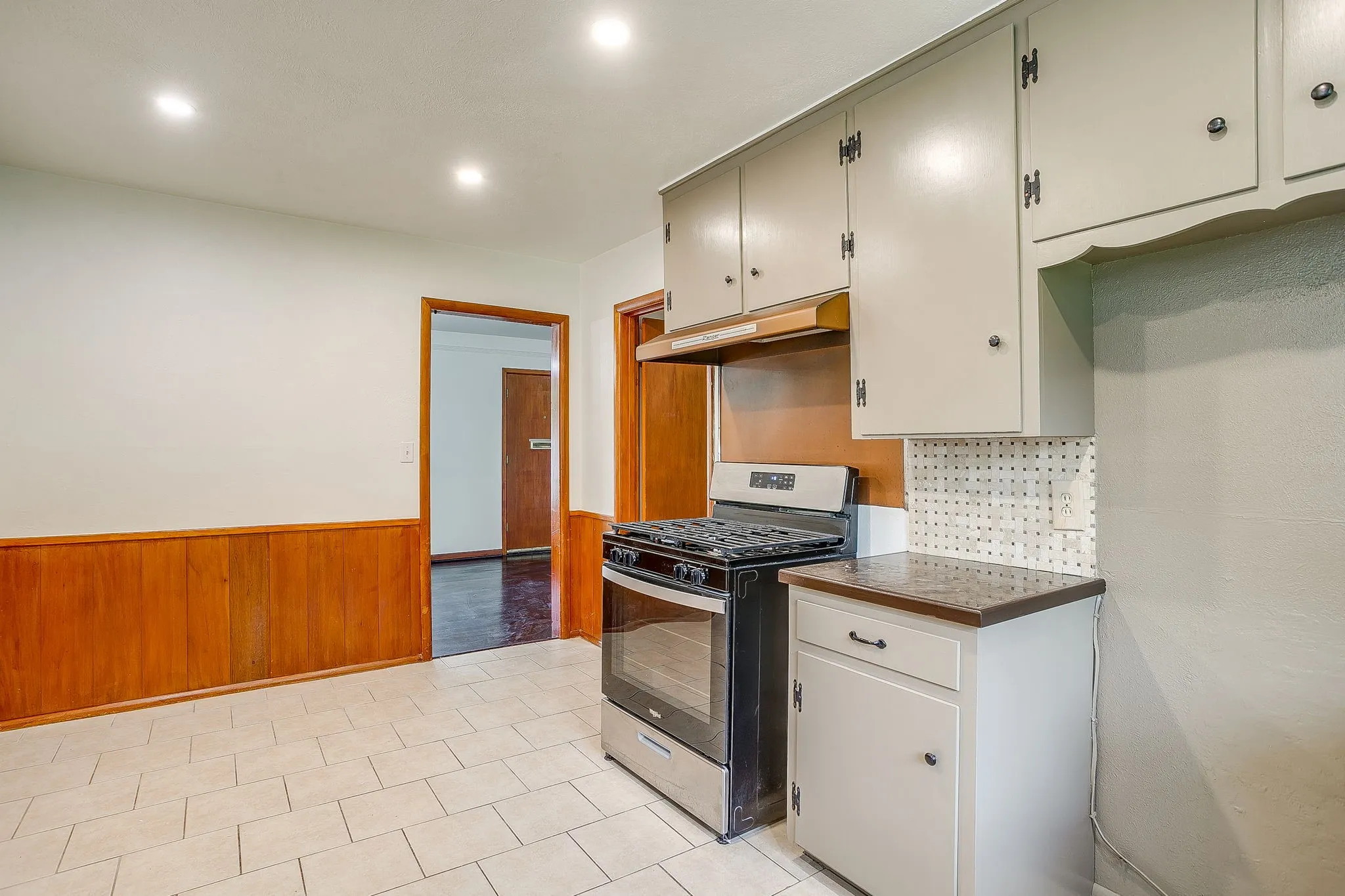 Single Family Residence For Sale in Tarrant County , 3401 Bilglade Road, Fort Worth, Texas 76133, 3 Bedroom, 2 Bathroom, 1 Garage spaces, 1,761 Sqft, built in 1954, mls#21288425, Real Estate Agent in Fort Worth, Homes For Sale in Tarrant county, Homes For Sale in Fort Worth, Realtor in Fort Worth Texas, Real Estate Brokerage Independent Realty Texas, Luminita Cordes Realtor
